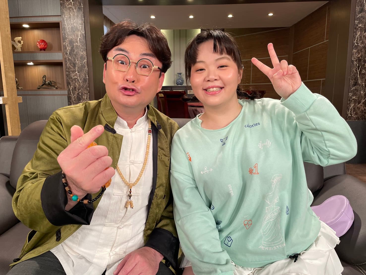 宮美樂《好運來》飾演洪毛的女兒，被零食餵食太幸福。（民視提供）