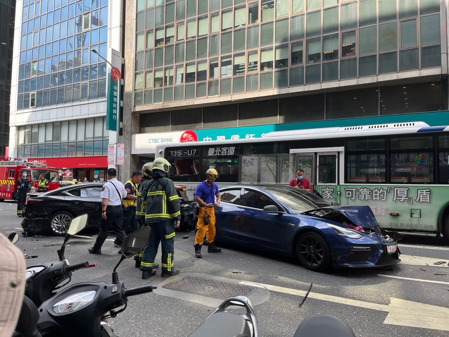 肇事車輛疑為左方黑色轎車，當時他飆速闖紅燈釀禍。