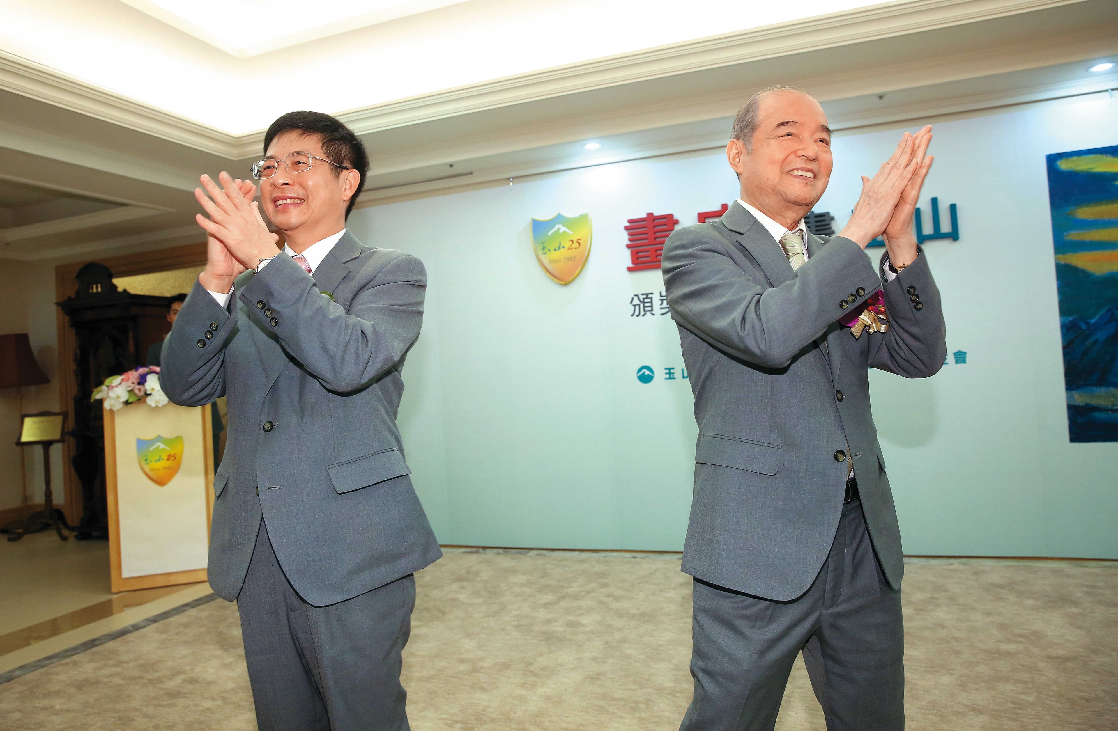 黃男州（左）從黃永仁（右）手中接棒，成為金控業最年輕的董事長。