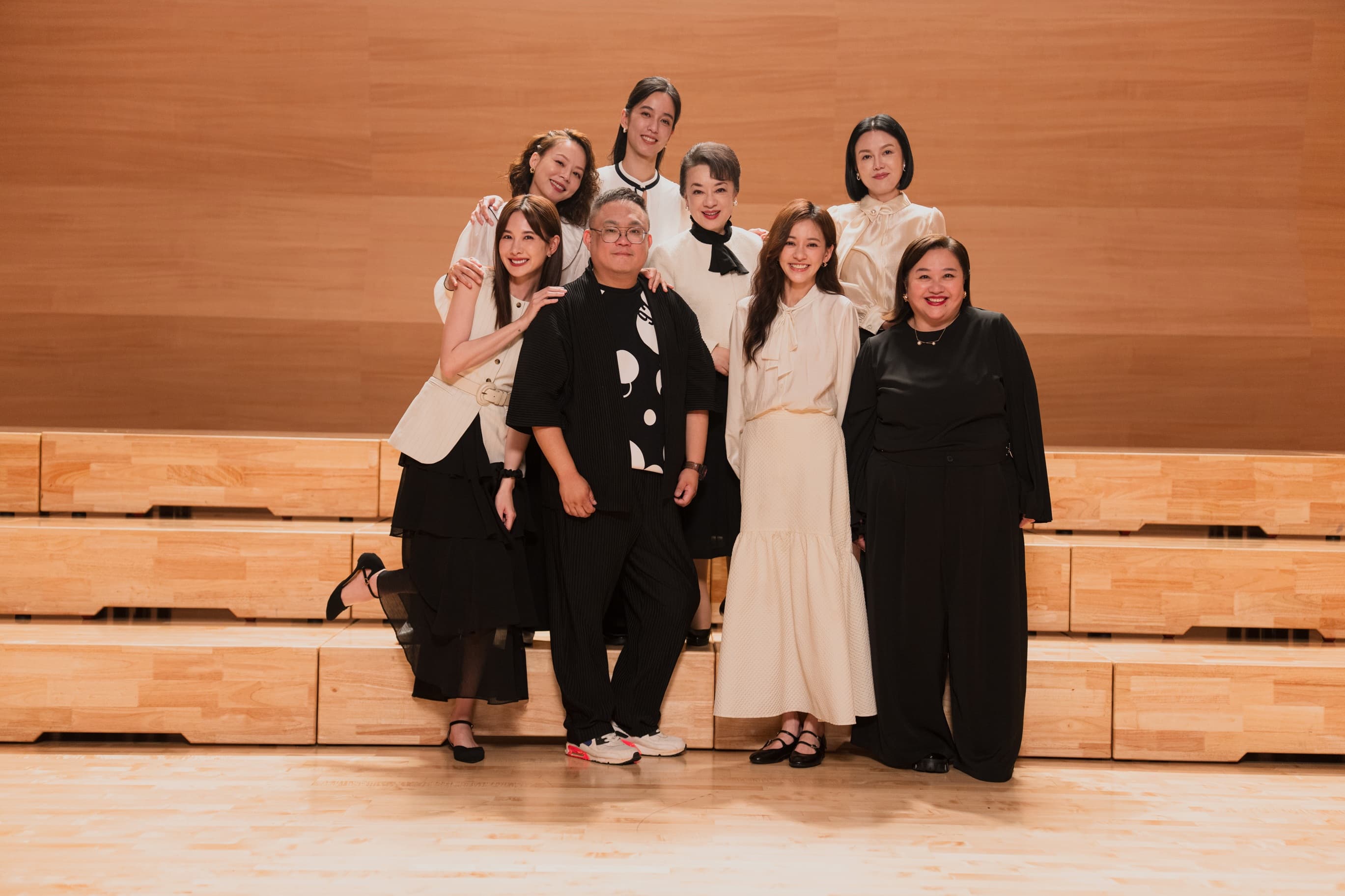 《陽光女子合唱團》鍾欣凌（前排右起）、陳意涵、導演林孝謙、安心亞，苗可麗（後排右起）、翁倩玉、孫淑媚、陳庭妮。（星光佳世提供）