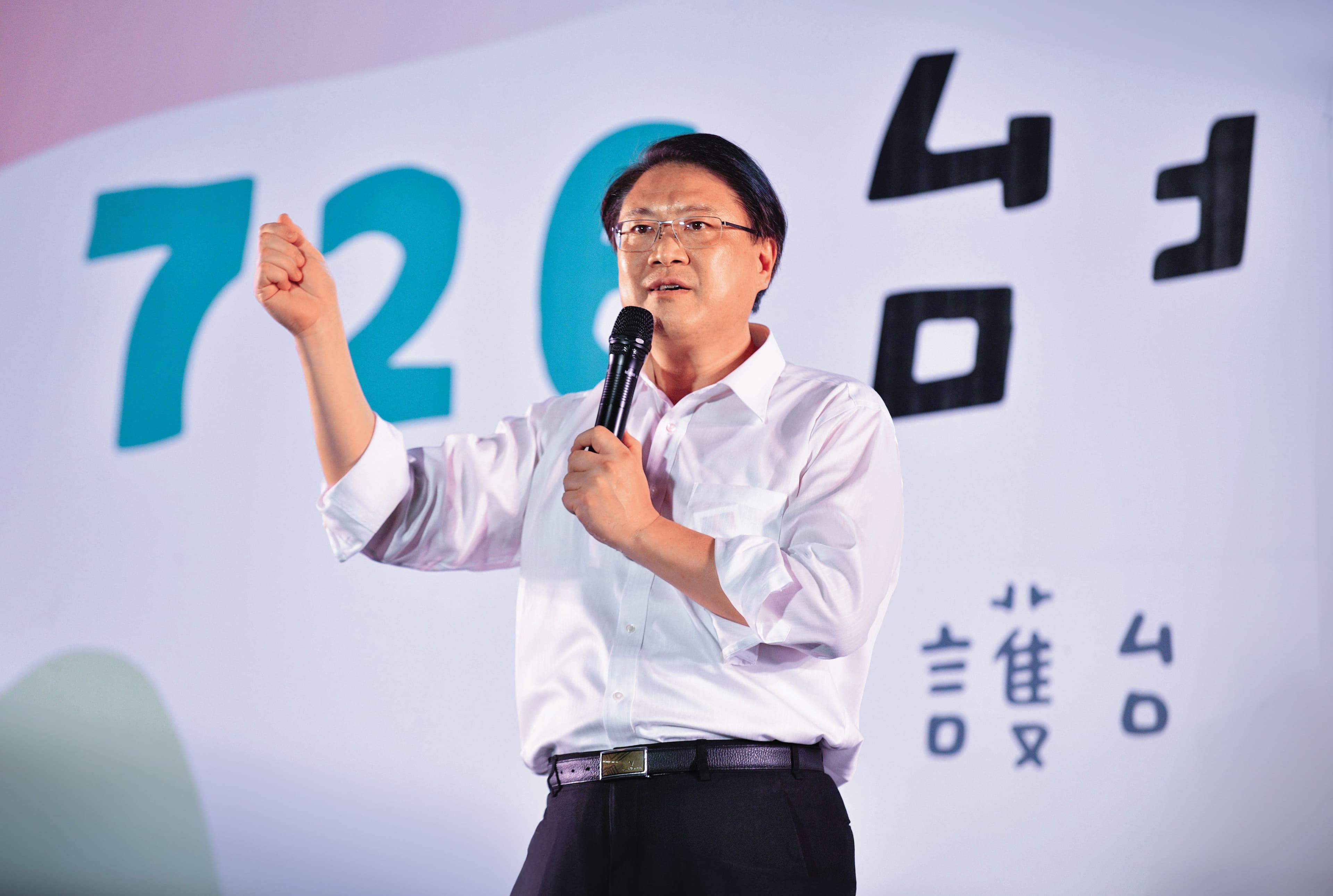 前民進黨祕書長林右昌在今年大罷免期間也遭黃國昌狗仔隊跟監。（鏡報李智為）