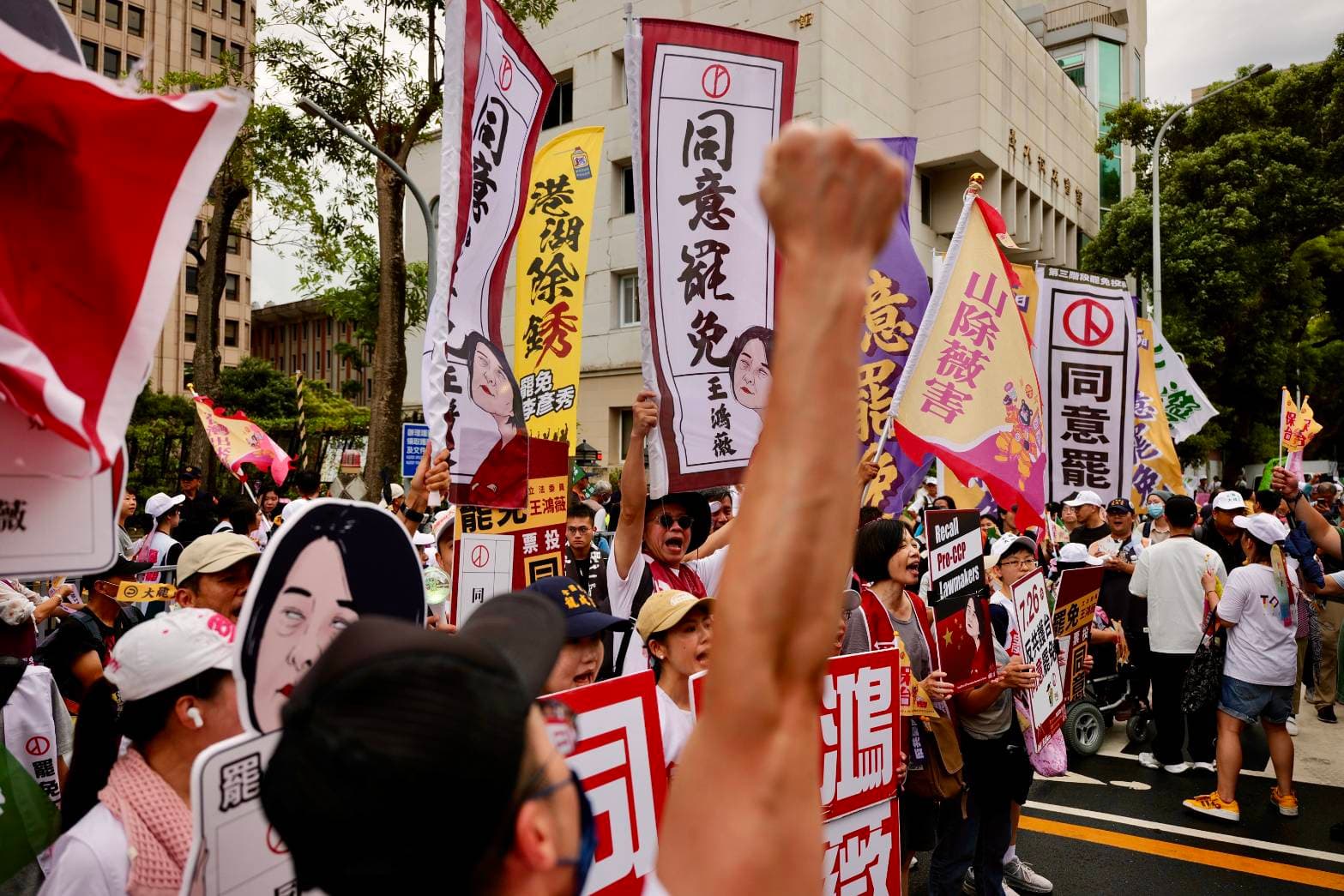 罷免團體19日晚間齊聚立法院為大罷免造勢。
