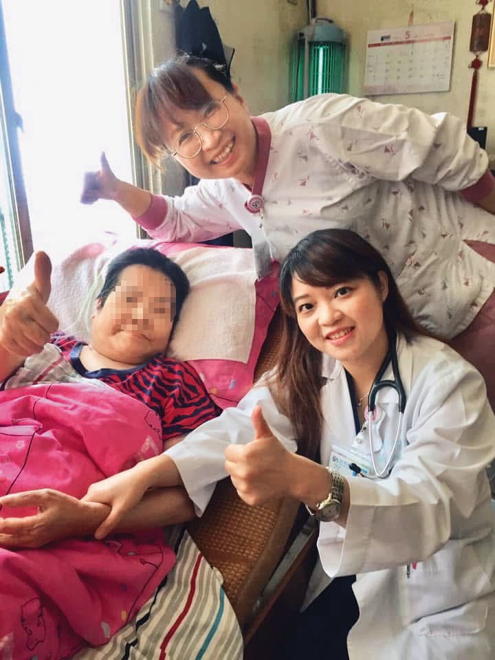 謝宛婷（右前）與選擇居家安寧的病人（左），病人雖是慢性阻塞性肺病末期，但很有精神，每個月都要和團隊拍一張照片。（謝宛婷提供）
