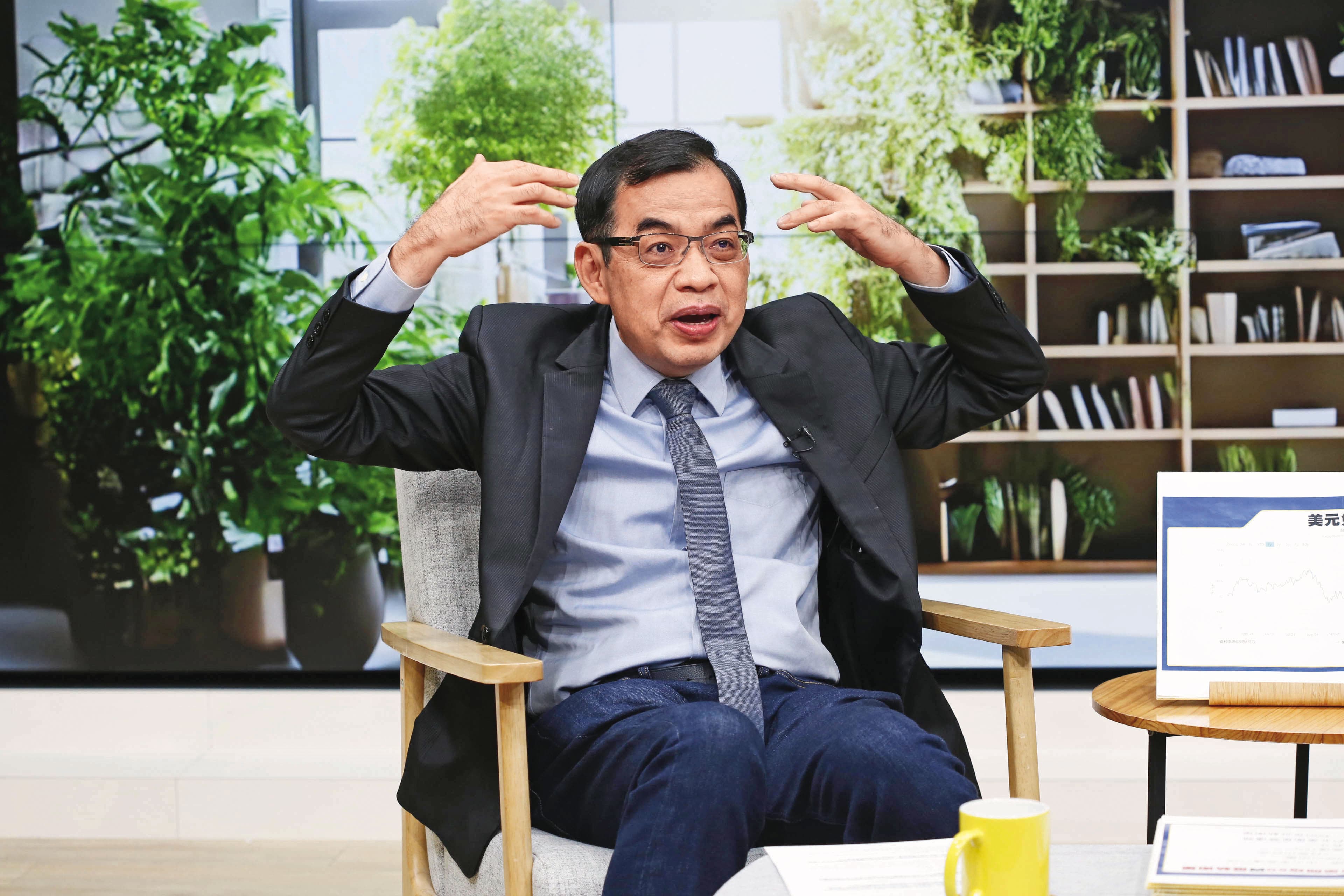 億元教授鄭廳宜指出，債券是固定收益商品，長抱美債安穩領息，靜待價差。