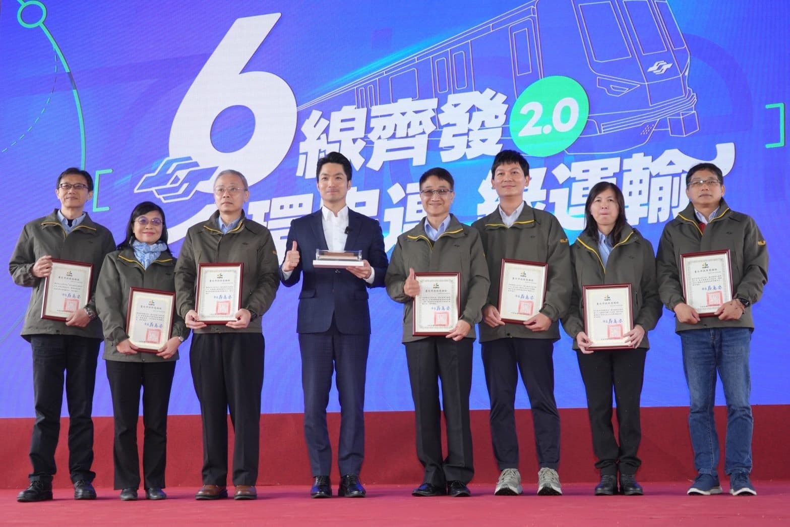 開工儀式前，蔣萬安特別頒發感謝狀及北捷枕木列車模型給7位捷運局前線同仁。（北市府提供）