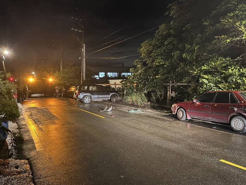 履帶車相當龐大，在楊梅電研路幾乎占據雙向車道。（翻攝畫面）