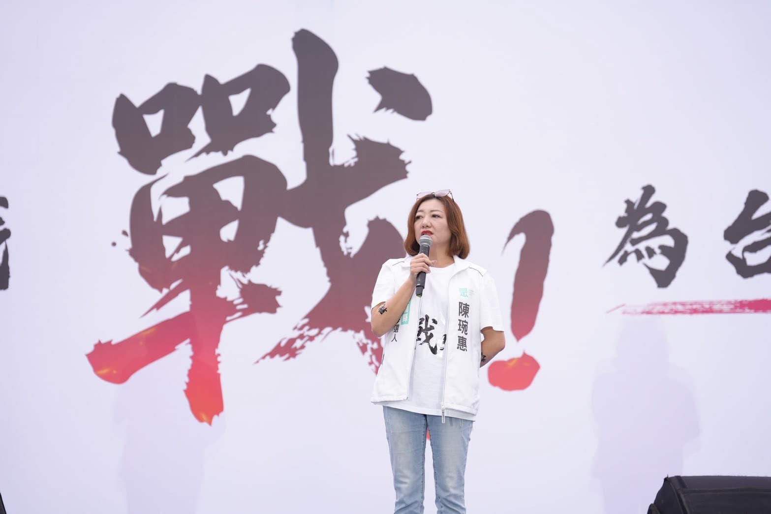 民眾黨宜蘭縣長參選人陳琬惠在台上講到哽咽，台下卻突傳鬧場插曲。（民眾黨提供）