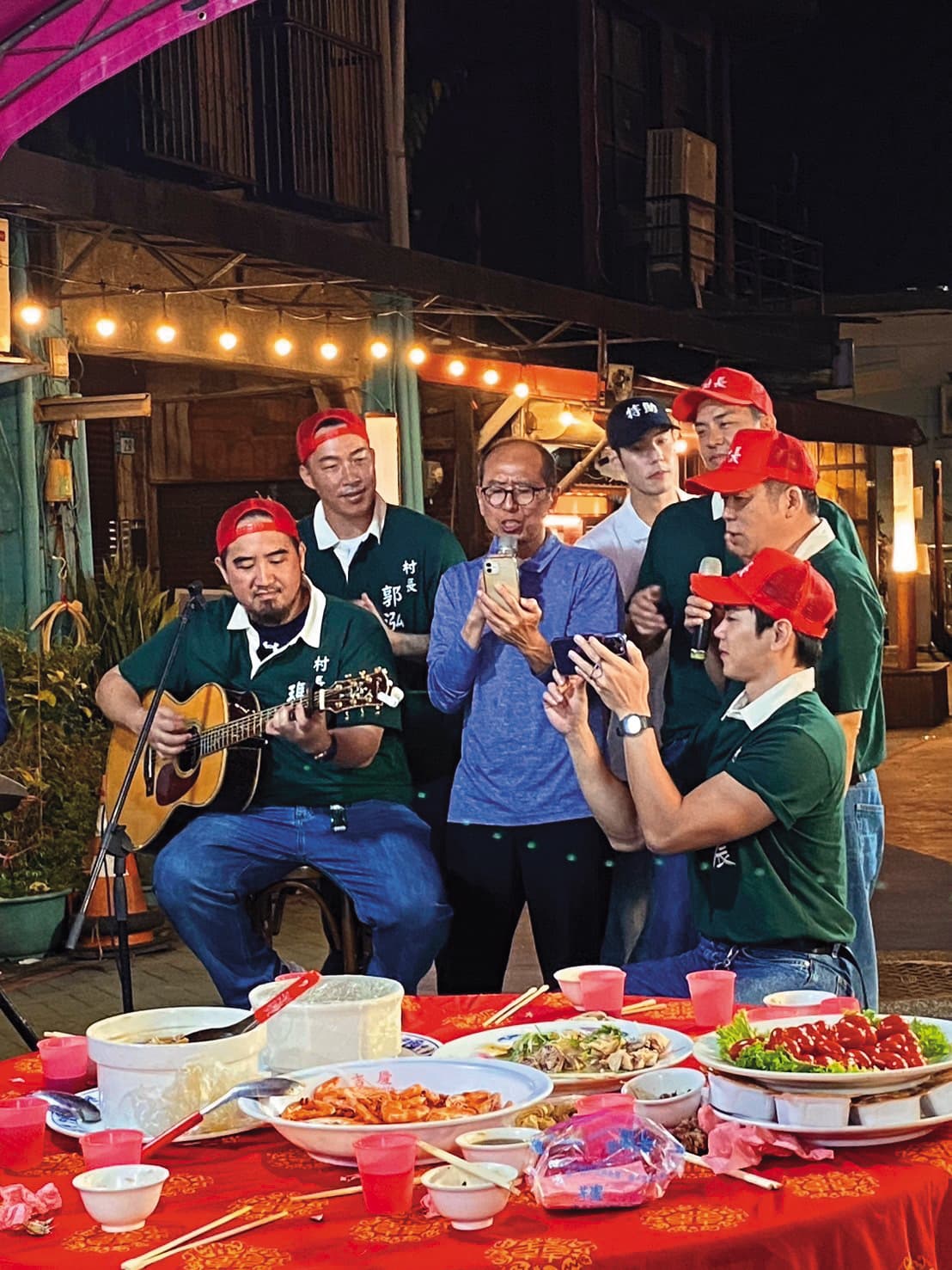 Matzka（左一）、郭泓志（左二）與禾浩辰（右起）、卜學亮、姚元浩為了實境節目，現身基隆瑞芳某社區出外景。（讀者提供）