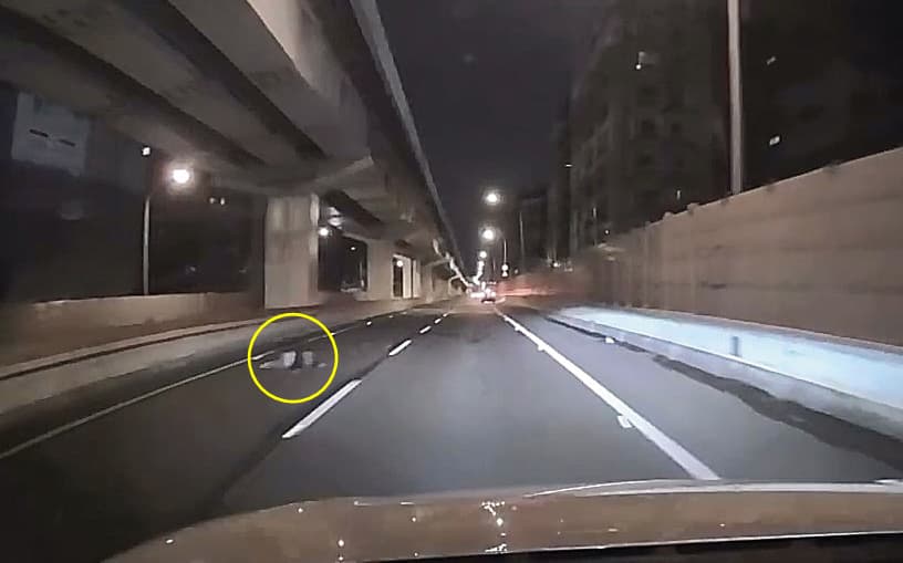 政大畢業的溫男（黃圈處）被丟包在台64高架快速道路上，慘遭4車衝撞輾斃。（翻攝threads@fhysono999） 