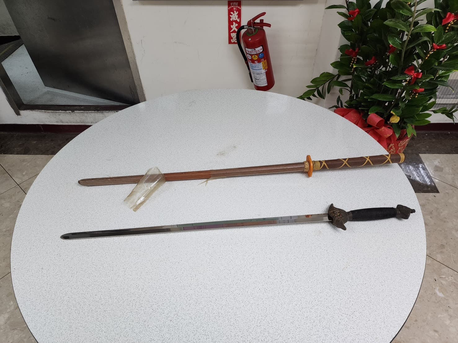 警方到場後查扣林男所使用的刀劍。（翻攝畫面）