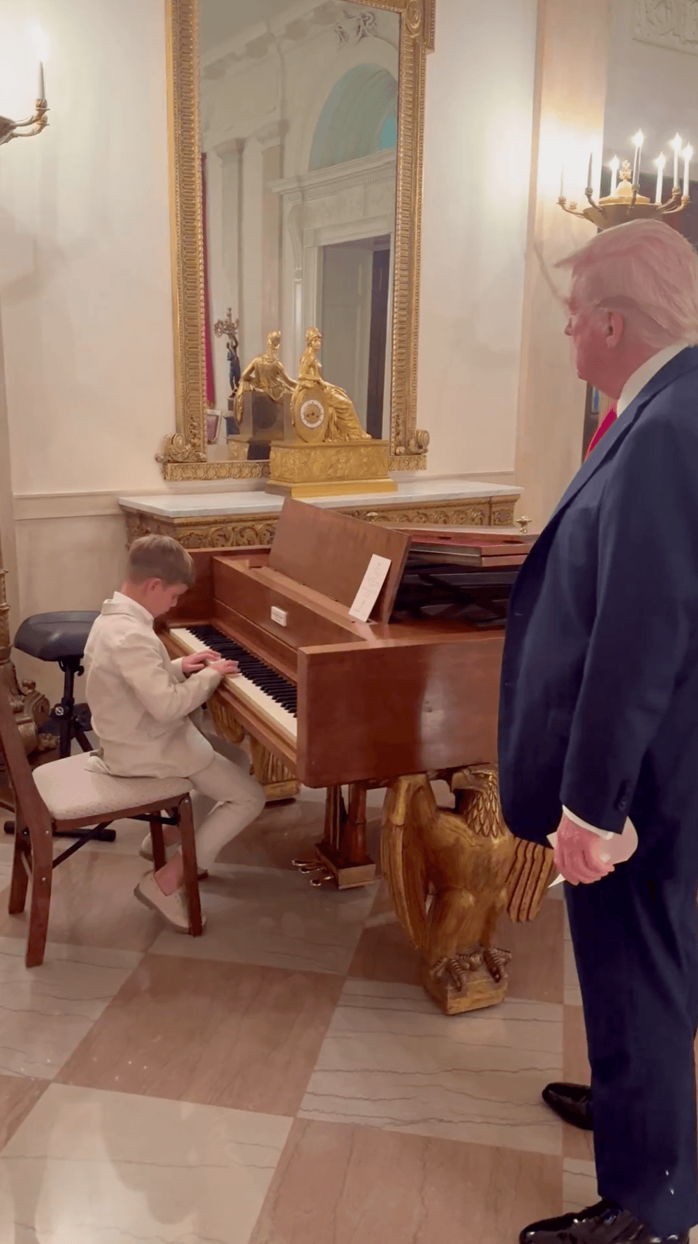 西奧多演奏自創曲，讓總統阿公聽得相當開心。（翻攝X@IvankaTrump）