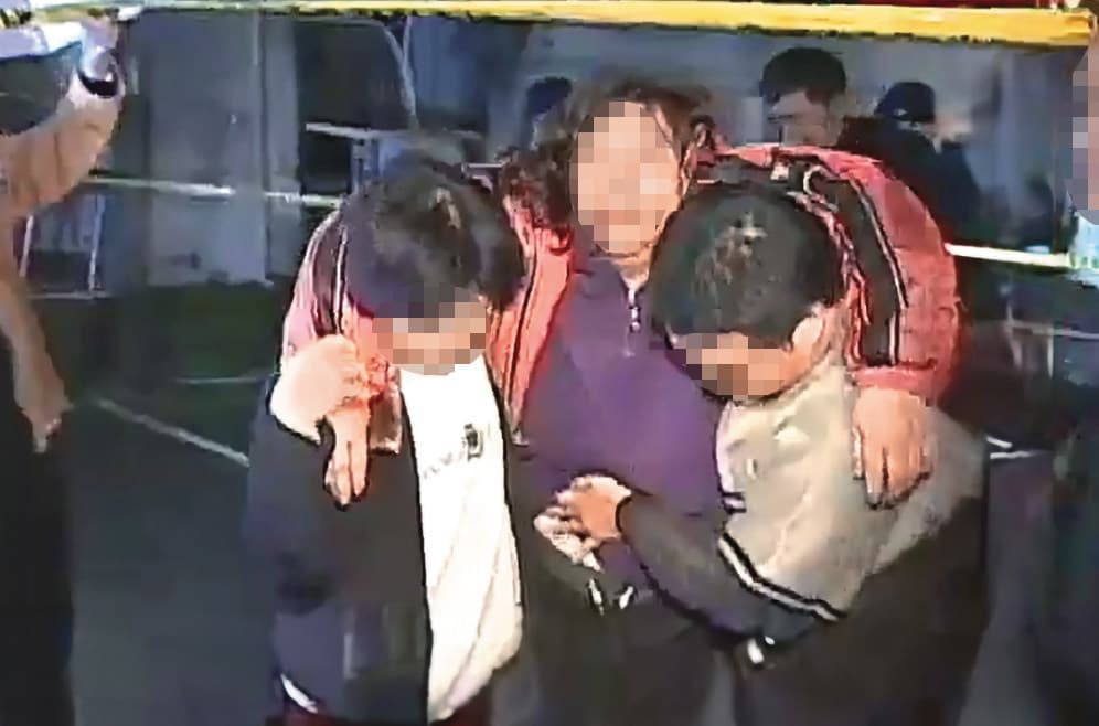潘女、呂男遭沈文賓狠心殺害，死者家屬崩潰痛哭。（翻攝民視新聞）