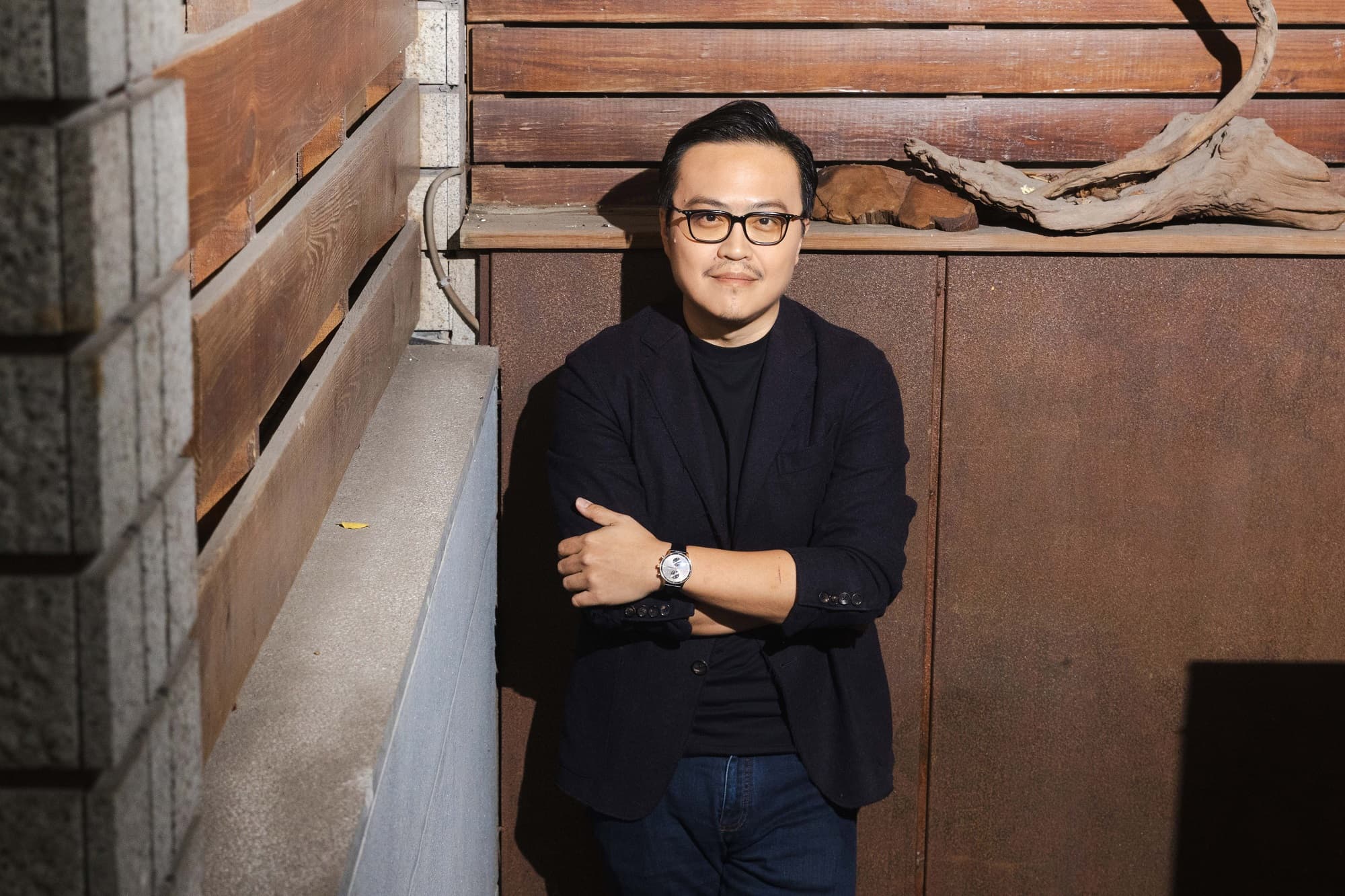 蔡勝哲長期從事電影工作，2015年因監製中韓合資電影《重返20歲》與CJ ENM高層主管熟識，順利促成《尹食堂》授權合作。