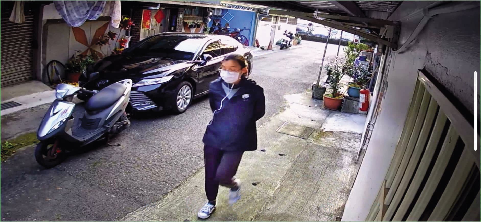 跟蹤張景森司機的可疑女子裝沒事下車閒逛。（讀者提供）