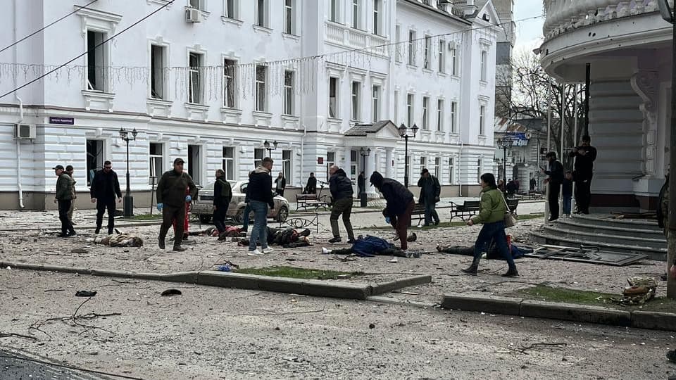 俄羅斯13日以飛彈襲擊烏克蘭東北部城市蘇梅，造成至少34人死亡、117人受傷。（翻攝自X@ZelenskyyUa）