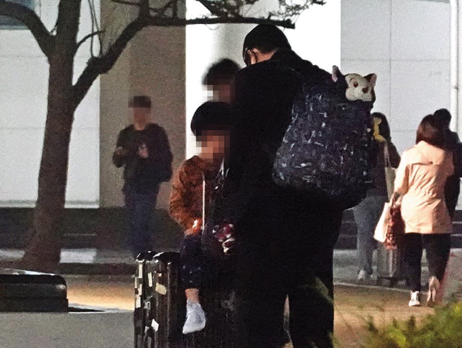 3月15日18時53分，江宏傑與兒子抵達新竹後，準備期待已久的三代同框。