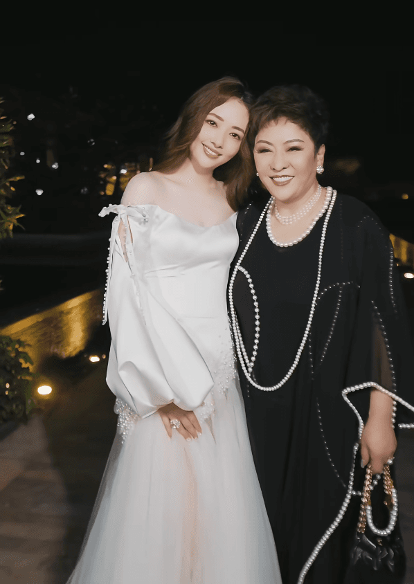 向太（右）和郭碧婷（左）婆媳關係好。（翻攝向太小紅書）
