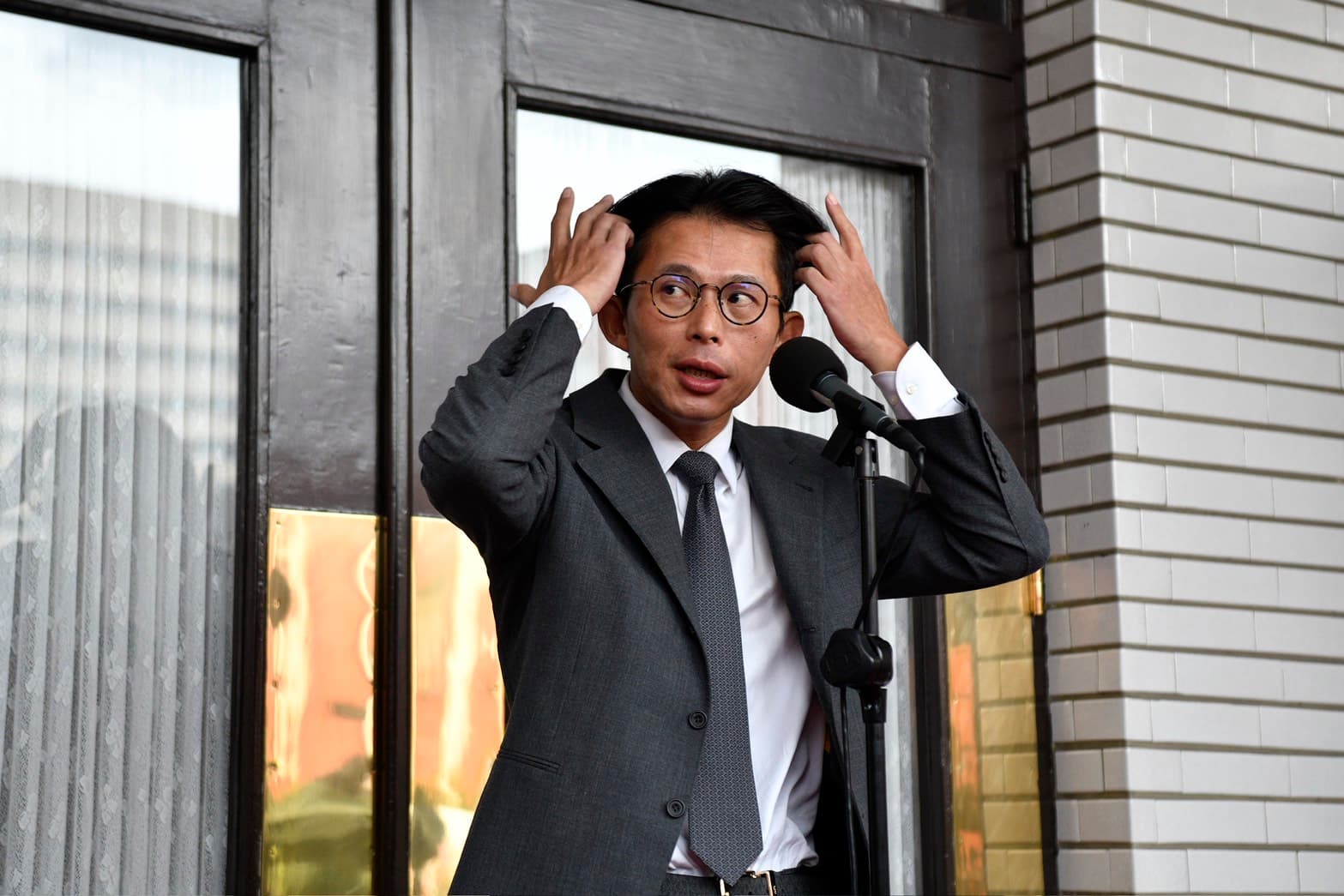 不滿被媒體人聲稱禿頭、戴髮片，黃國昌今日直接在媒體前撥動「秀髮」證明。（鏡報李智為）