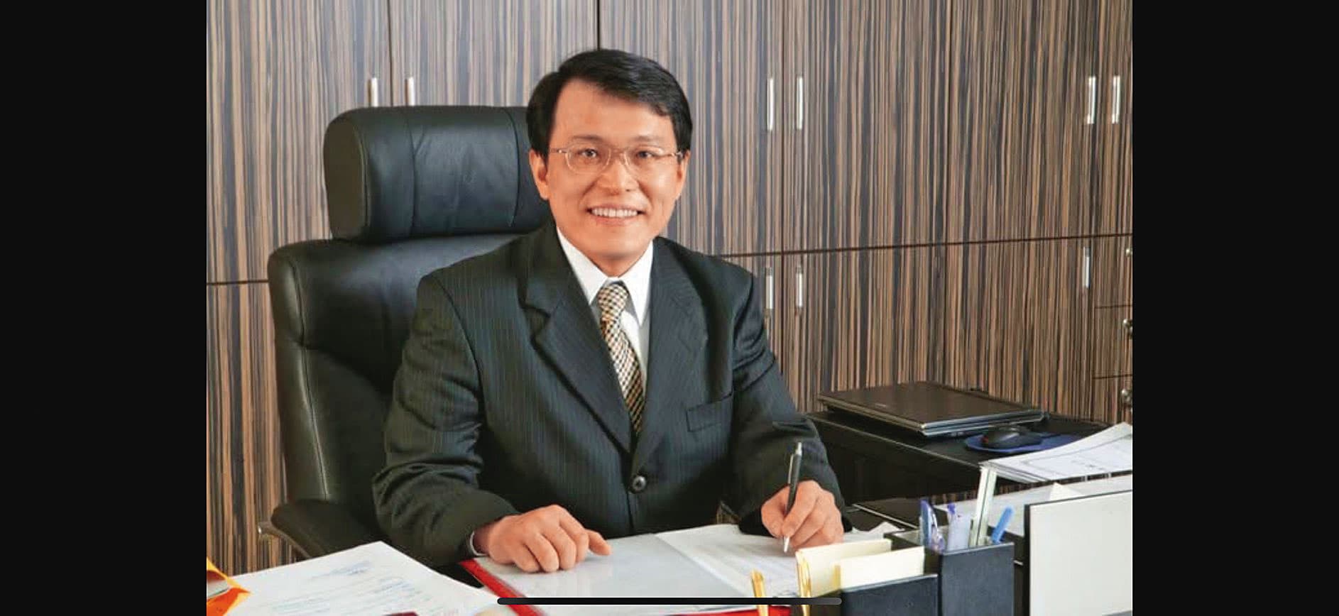 創業初期，蔡錫全的體重是83公斤，愛上跑步後瘦了15公斤。（佳元建設提供）