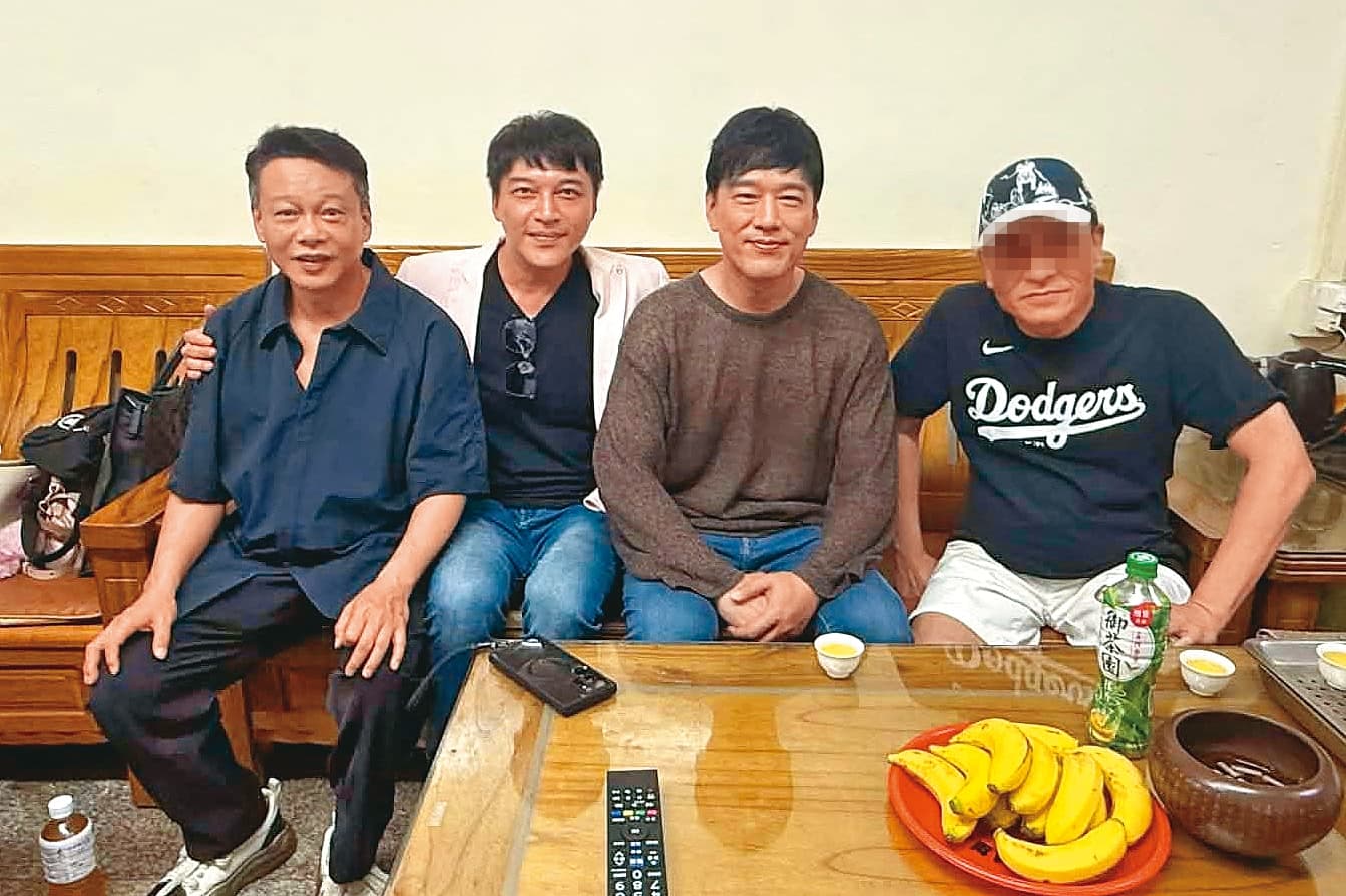 安定亞（左二）兩度和李康生（左一）合作，兩人頗有私交。右二為王耀慶。（翻攝自安定亞粉絲專頁）