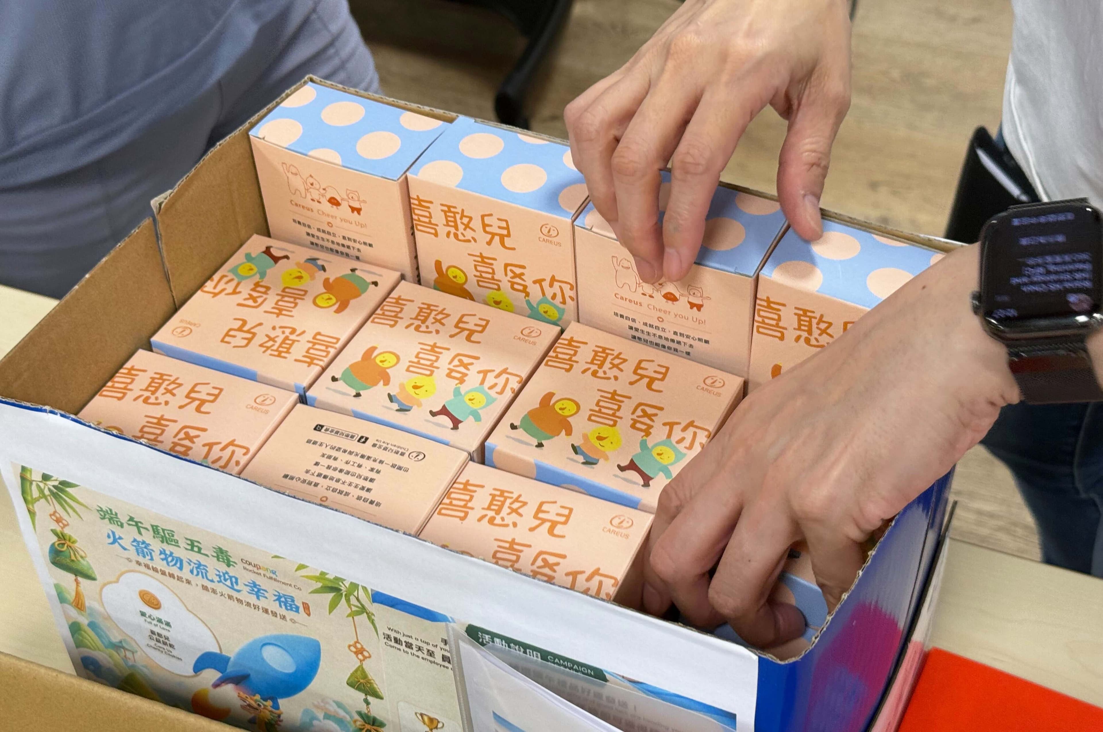 Coupang酷澎採購喜憨兒公益愛心餅乾與物流人員一起做公益，以實質行動展現對喜憨兒勇敢自立的支持。