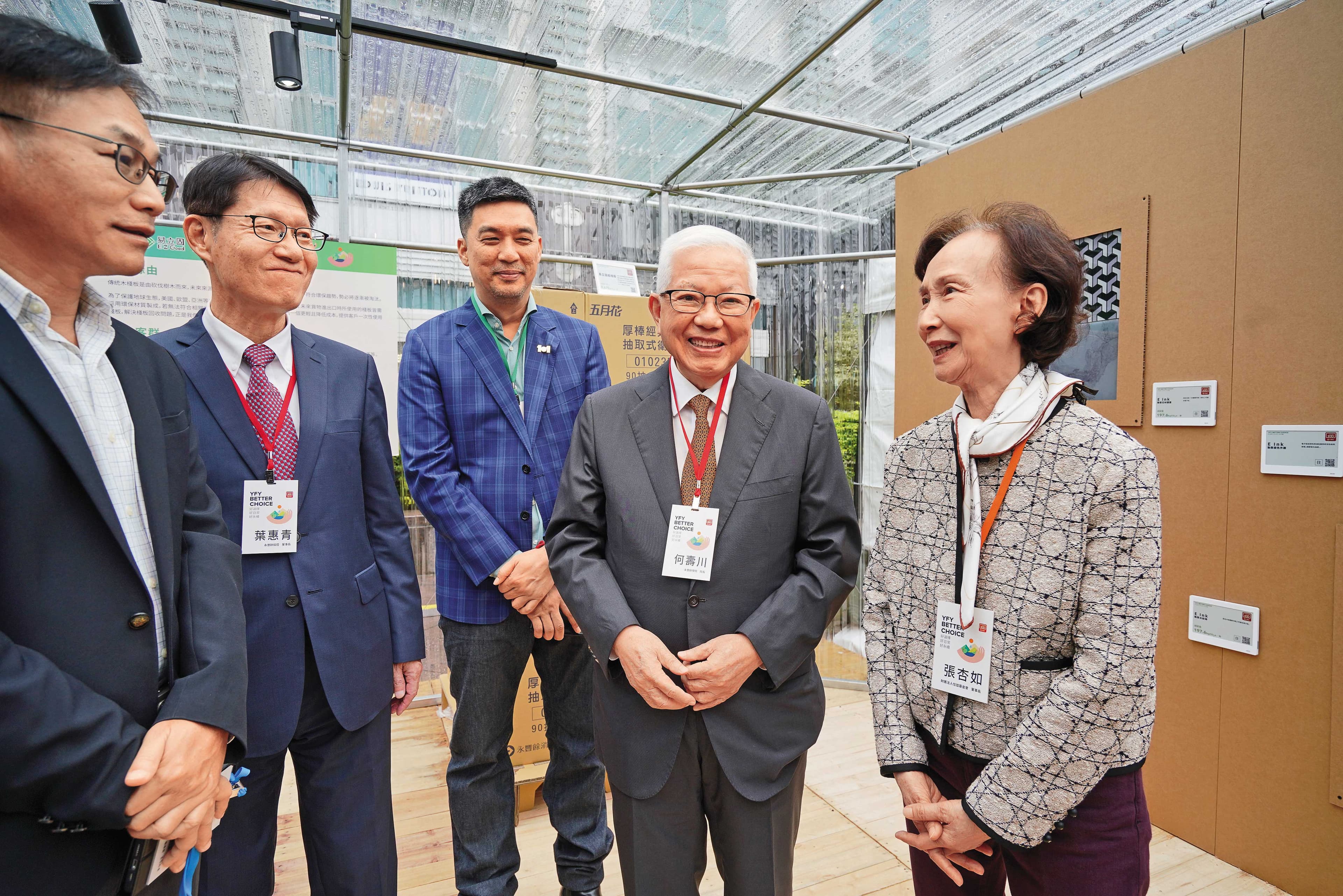 在集團精神領袖何壽川（右2）大聲倡議下，永豐餘投控董事長葉惠青（左2）大舉招兵買馬，積極跨足智慧能源與碳管理事業。