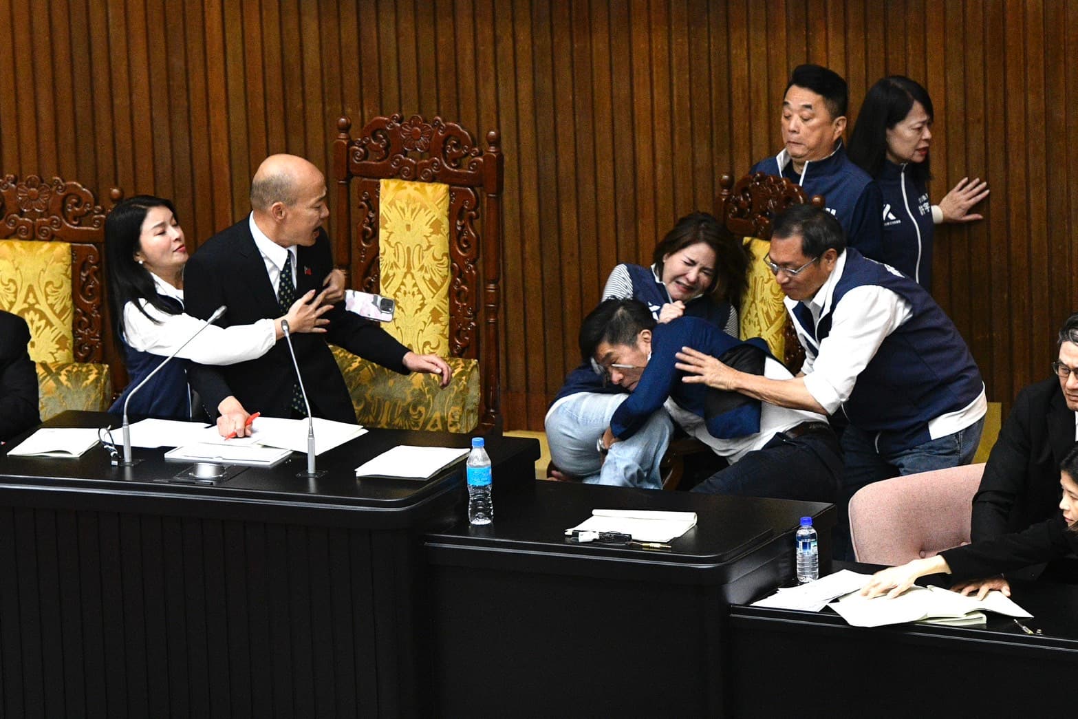 陳菁徽遭鍾佳濱撲倒後扭打至主席台下。