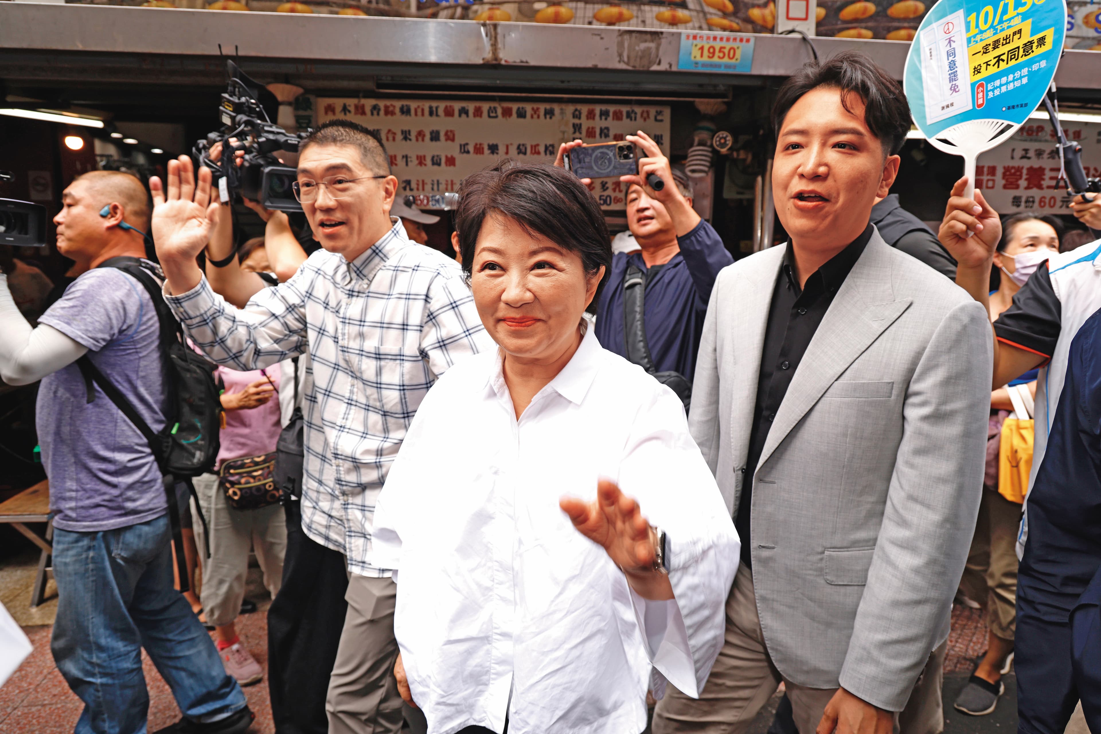 台中市長盧秀燕（中）稱立委羅廷瑋（右）是乾兒子，羅被爆料在柯侯配破局後幫柯文哲與前立委蔡正元喬見面。