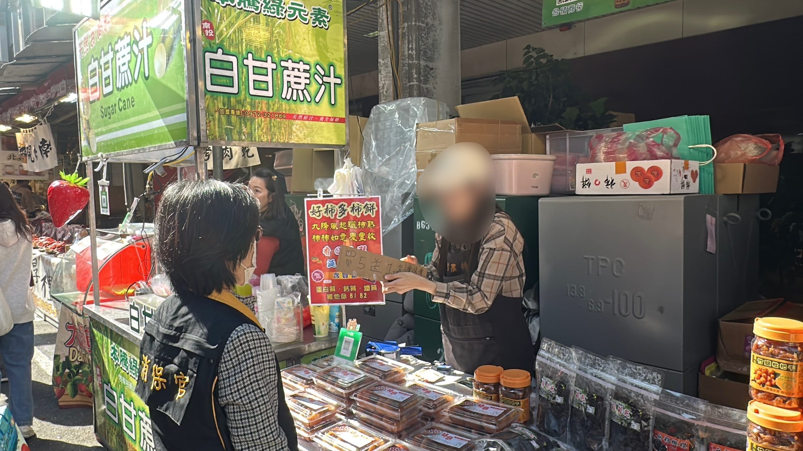北市府稽查年貨大街。（台北市政府提供）