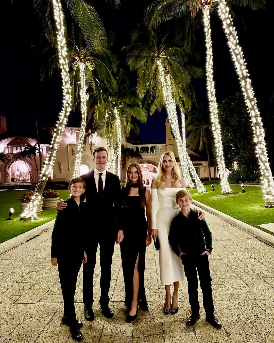 伊凡卡一家五口在海湖莊園過耶誕節。（翻攝ivankatrump IG）