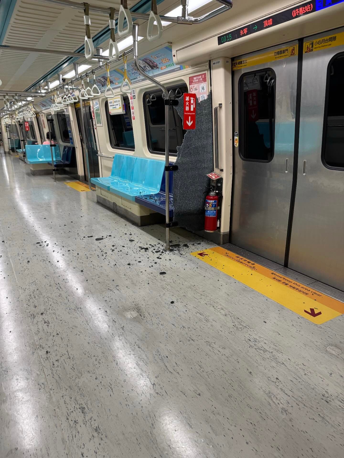 今日上午北捷板南線一班列車上的玻璃屏風突然碎裂，嚇壞目擊民眾。（翻攝自Threads@crazycarven）