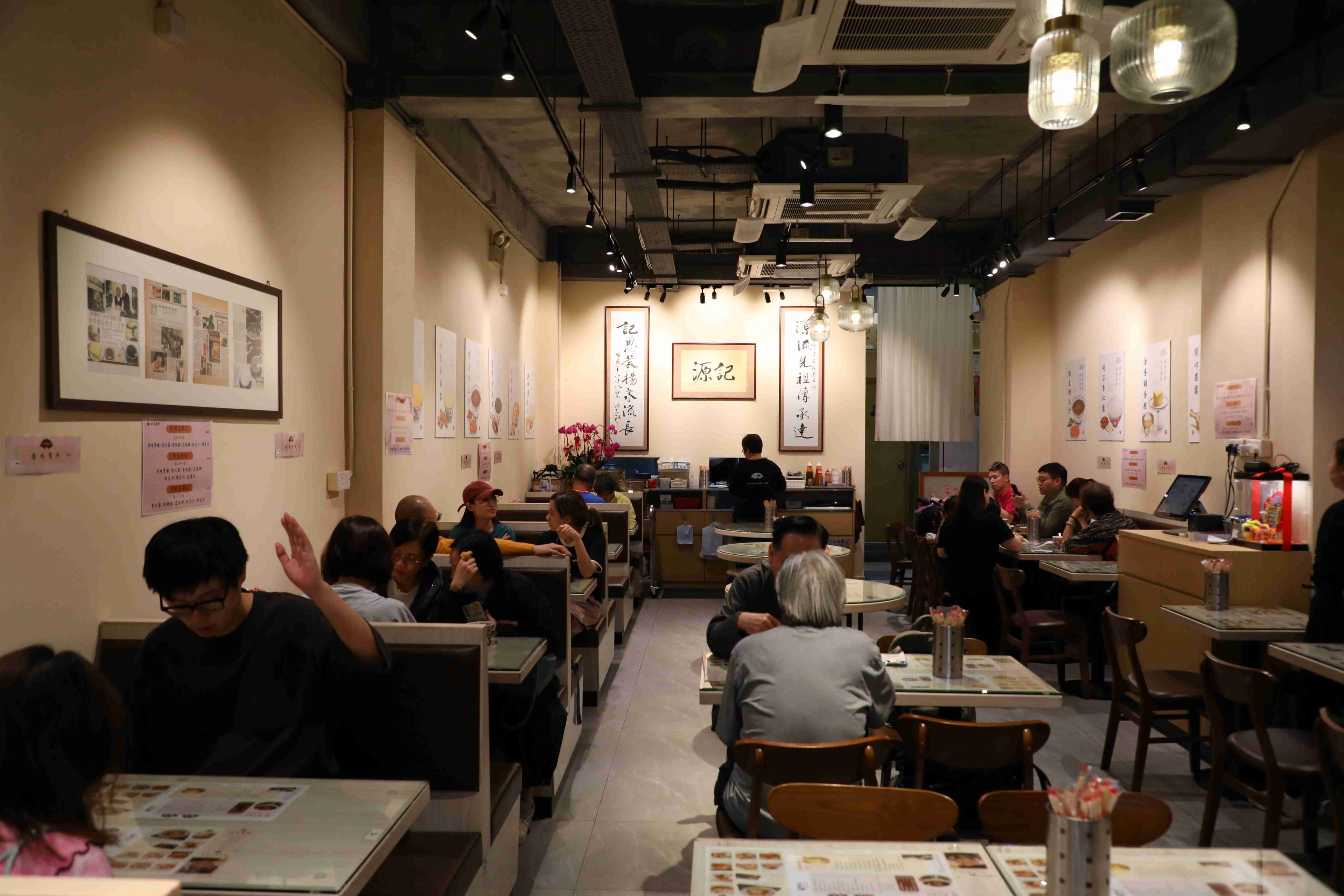 夜晚吃糖水是香港人慰藉自己的儀式感，所以糖水店晚上的生意都比下午好。