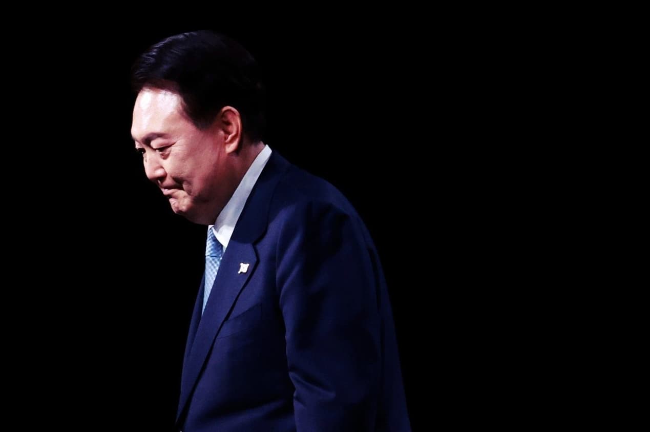南韓前總統尹錫悅（圖）與妻子金建希如今雙雙遭檢方羈押起訴。（翻攝自X@chinavtv）