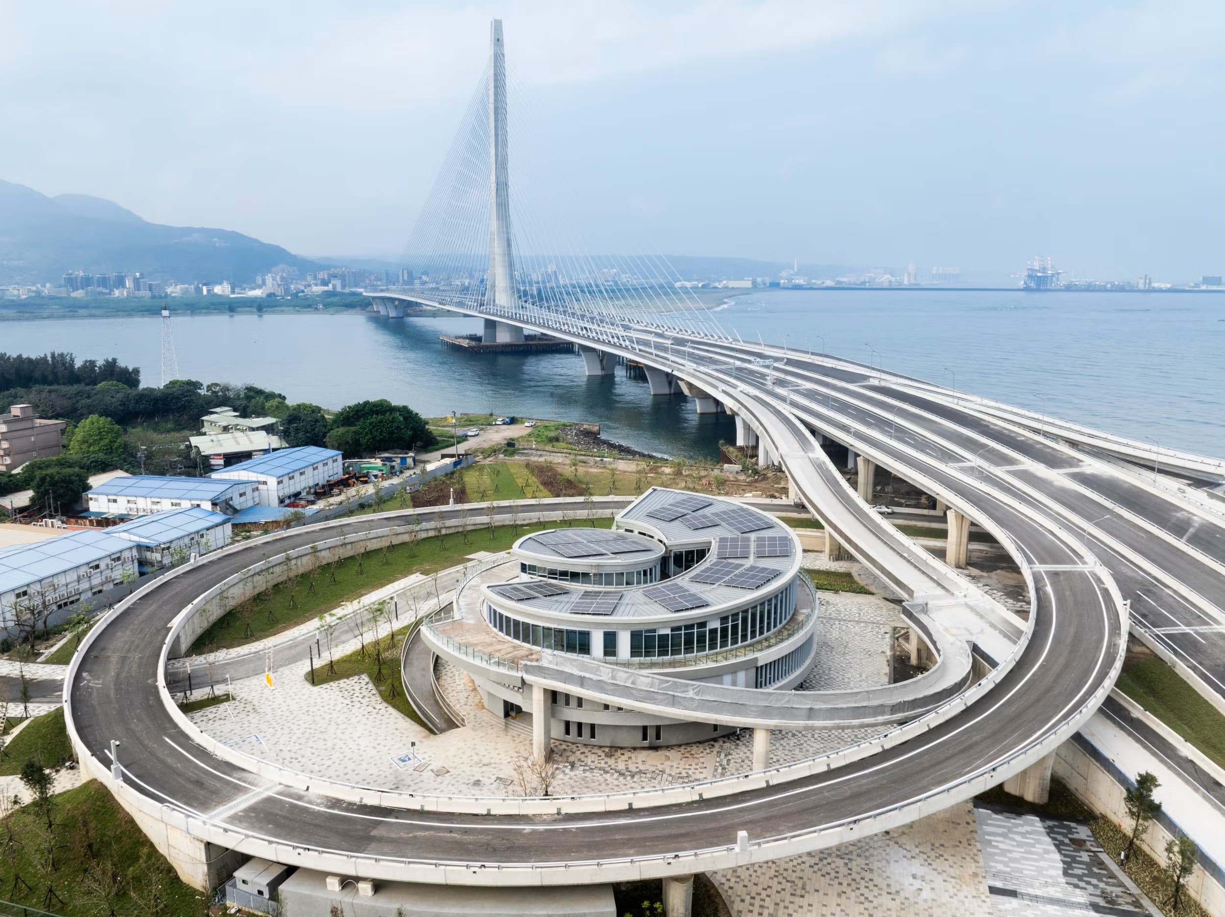 興建多年的淡江大橋今年正式通車，成為串聯淡水與八里地區的重要交通節點。（交通部公路局，台灣設計研究院）