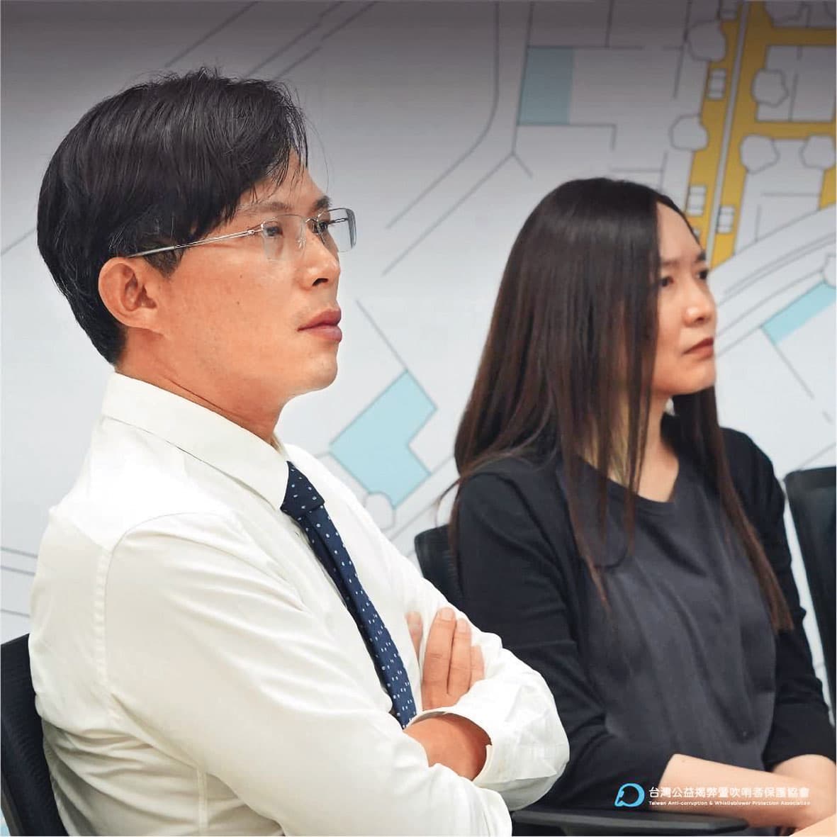 凱思國際帳房李光昕（右）是張晉源女密友，與黃國昌（左）也有好交情，出境至今逾月，行蹤成謎。（翻攝台灣公益揭弊暨吹哨者保護協會臉書）