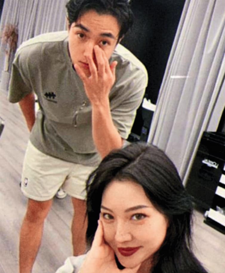 黃皓（後）與蕭亞軒分手後，沒多久就和皮卡萬萬（前）結婚生子。（翻攝自皮卡萬萬抖音）