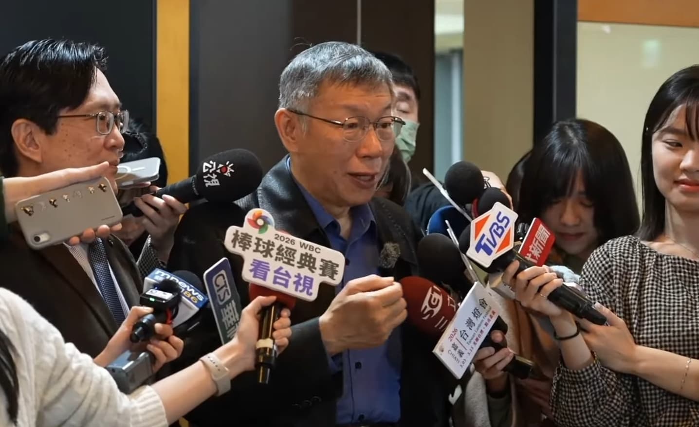 柯文哲批政府沒有訂出SOP告訴人民怎麼做。（翻攝自民眾之聲YouTube）
