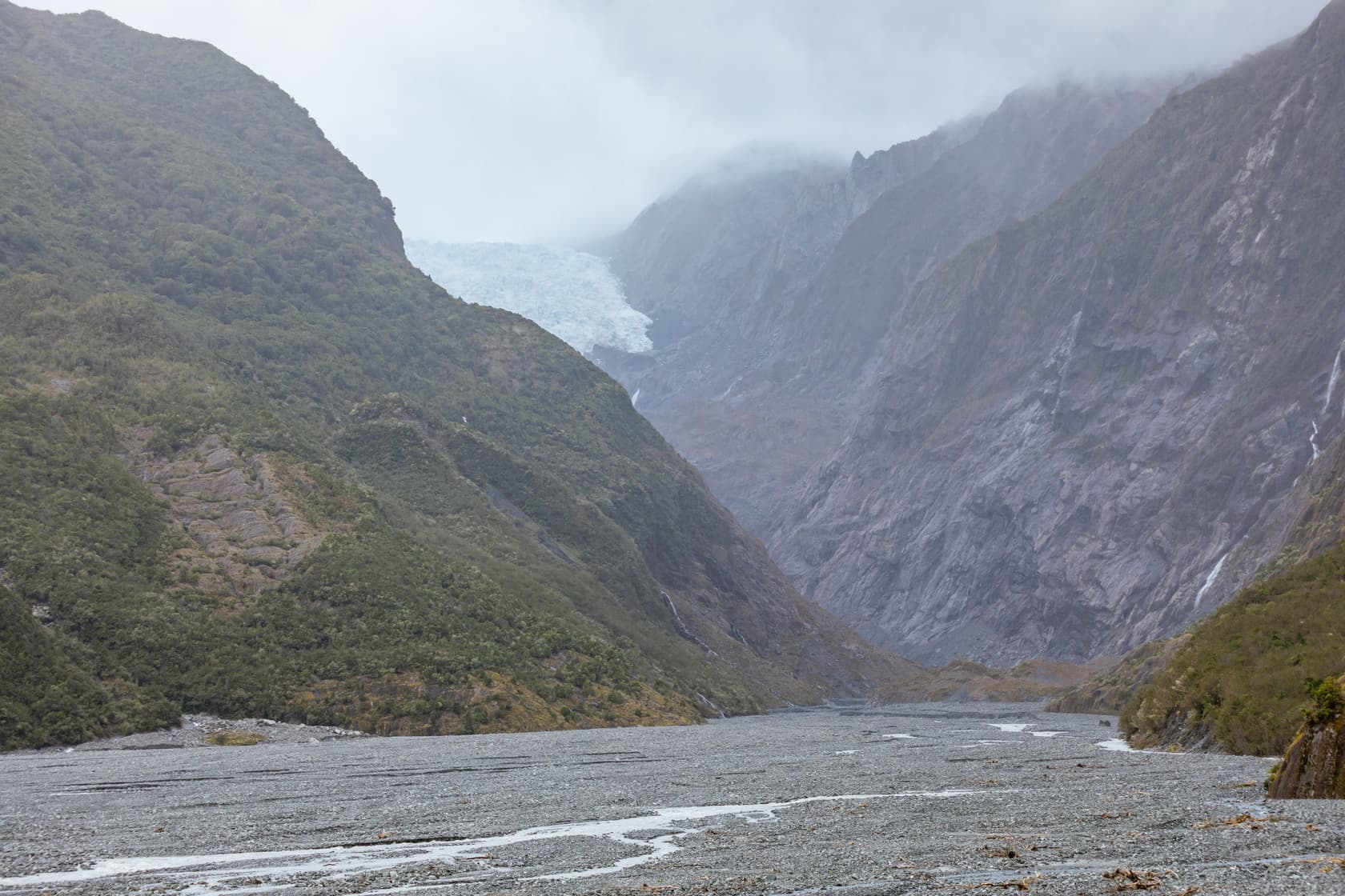西海岸的法蘭茲約瑟夫冰河（Glacier Franz Josef）因氣候暖化而退縮。