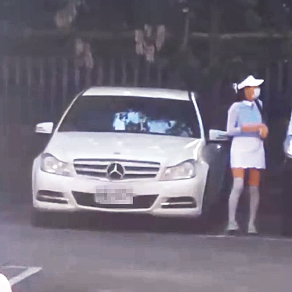 據說謝女與郭台銘談起婚外情後，突然變得豪奢，除了自駕中古賓士，出入另有郭董專車接送，都是台灣首富的一片心意。（讀者提供）