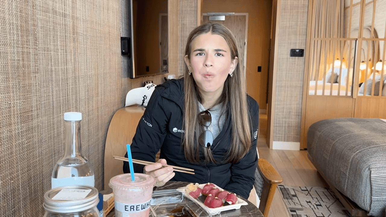 凱伊吃鮪魚壽司，吃到跑去廁所嘔吐。（翻攝Kai Trump YouTube頻道）