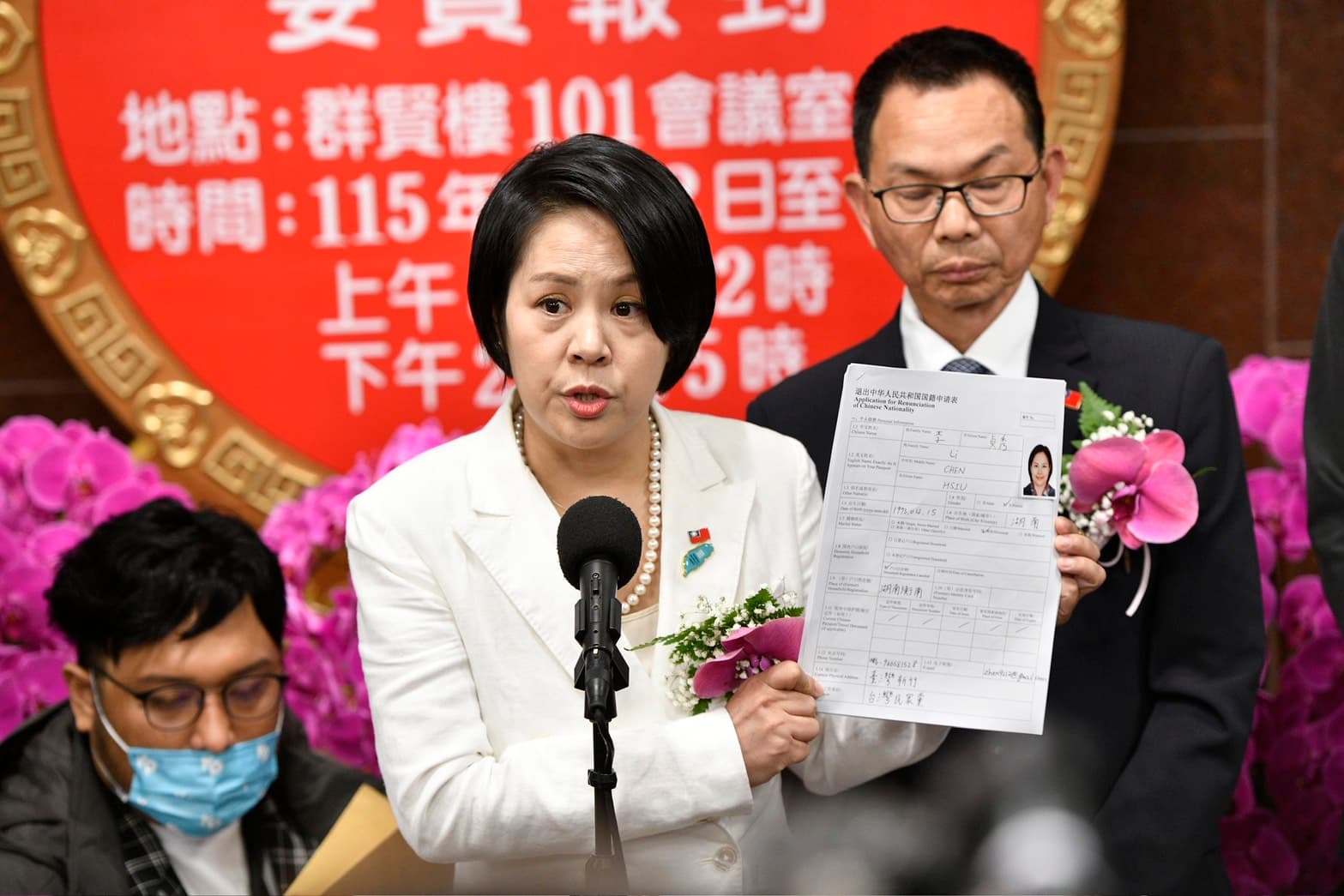 李貞秀拿文件證明自己放棄國籍遭拒。（鏡報李智為）