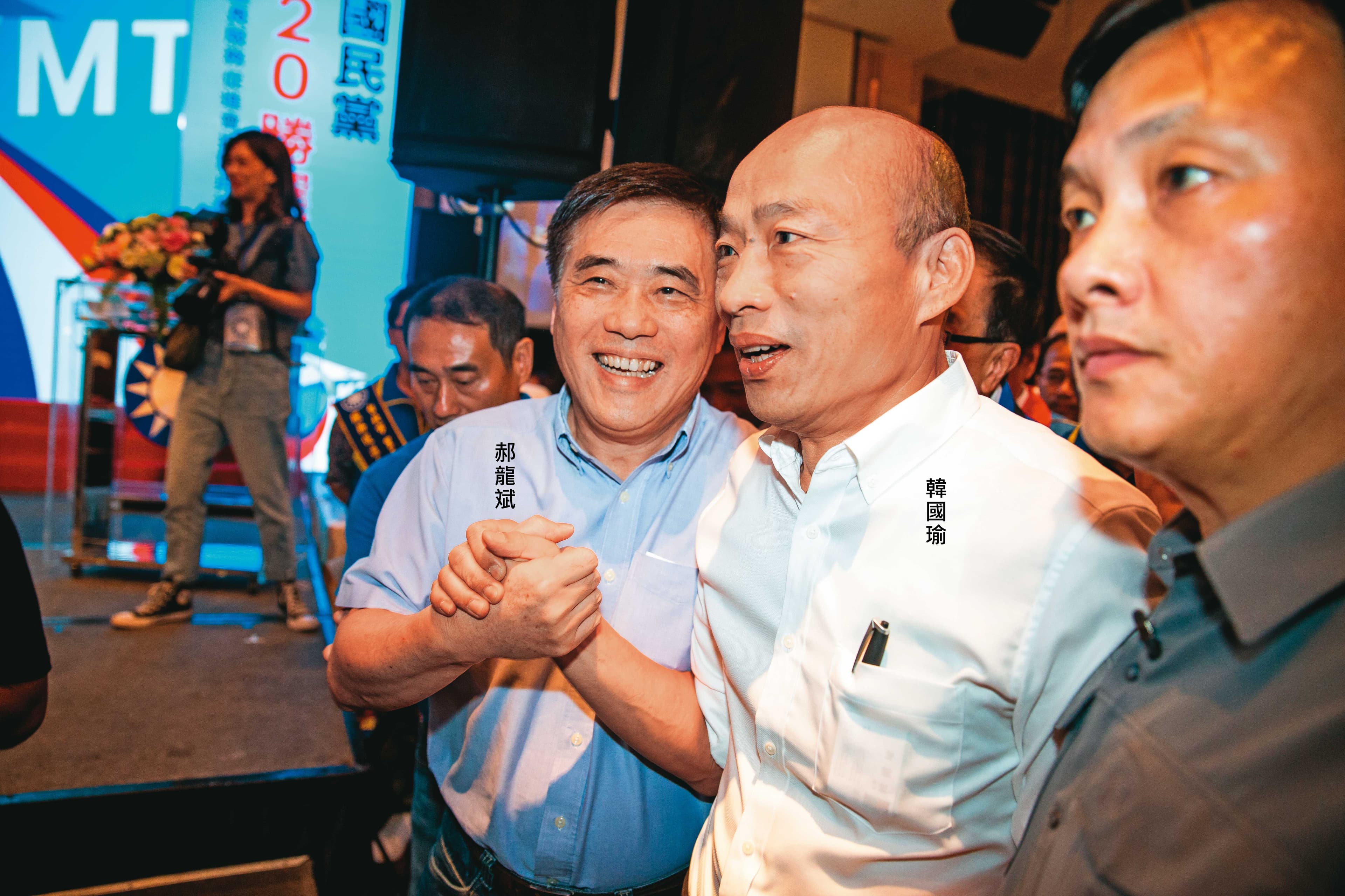 韓國瑜（右）屢被點名選主席，但現行法規不允許立法院長兼任黨職。左為前副主席郝龍斌。