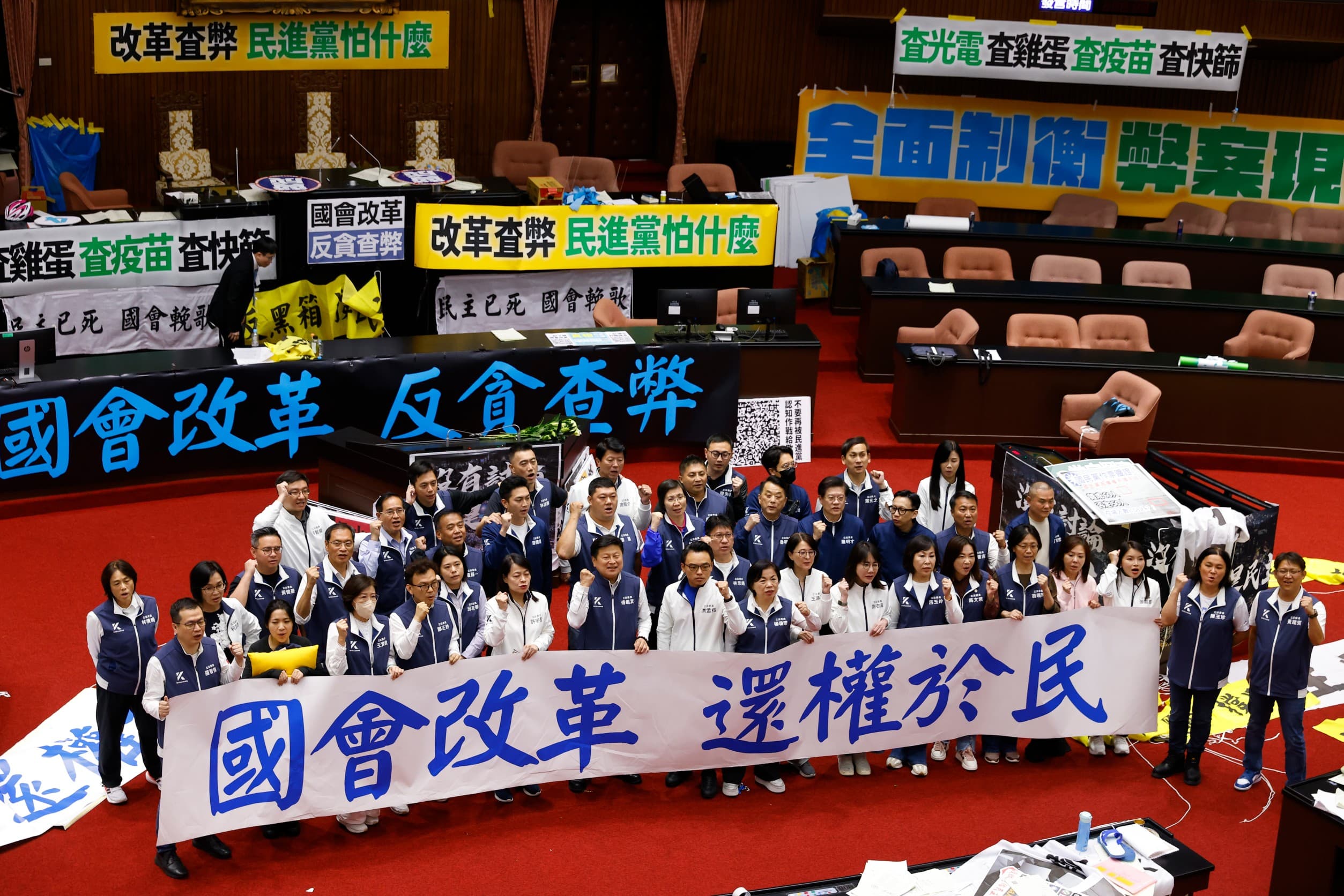 散會後藍委舉「國會改革，還權於民」布條拍照。