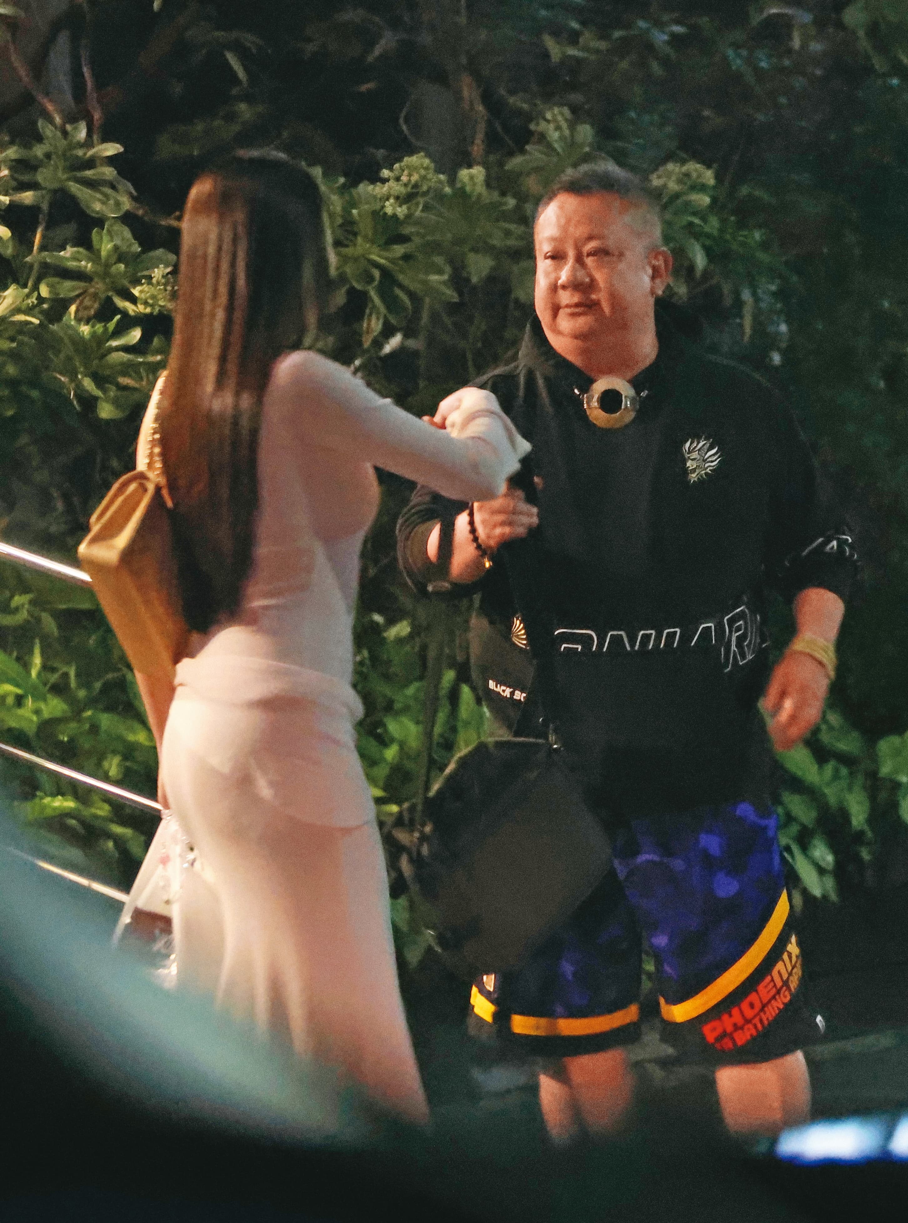 餐宴結束，李雅楹（左）跟著宣昶有（右）走出來，手上還拿著男方的包包。