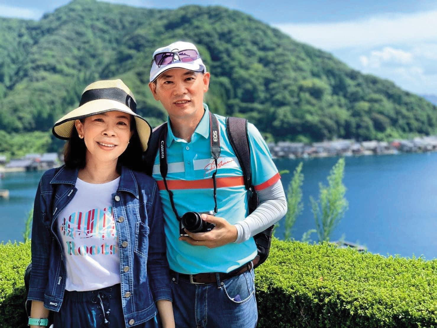 施世治（右）與太太幾年前到日本旅遊的合照。（施世治提供）