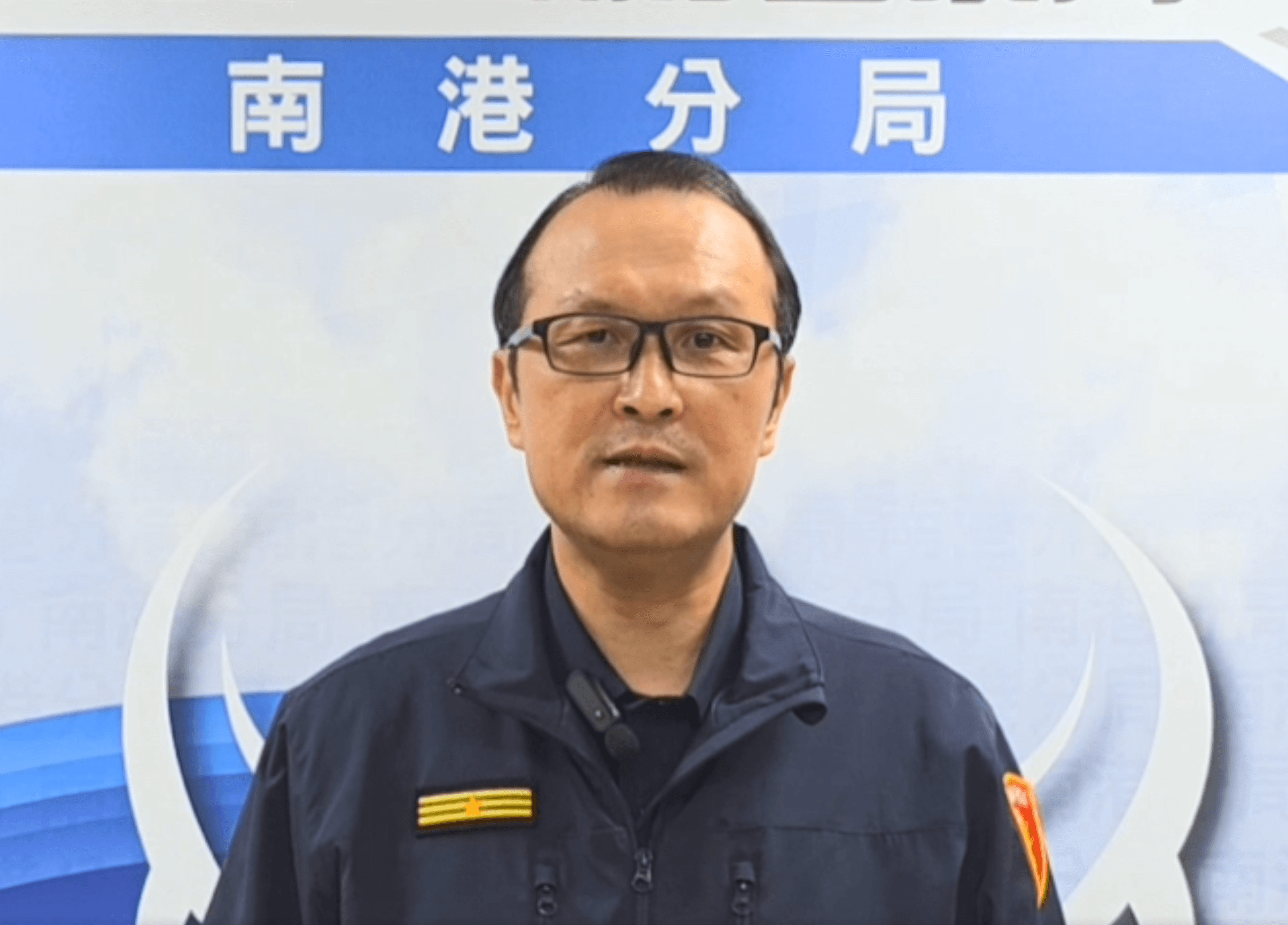 南港警分局長洪漢周出面說明，兩名官警涉案的懲處結果。翻攝畫面