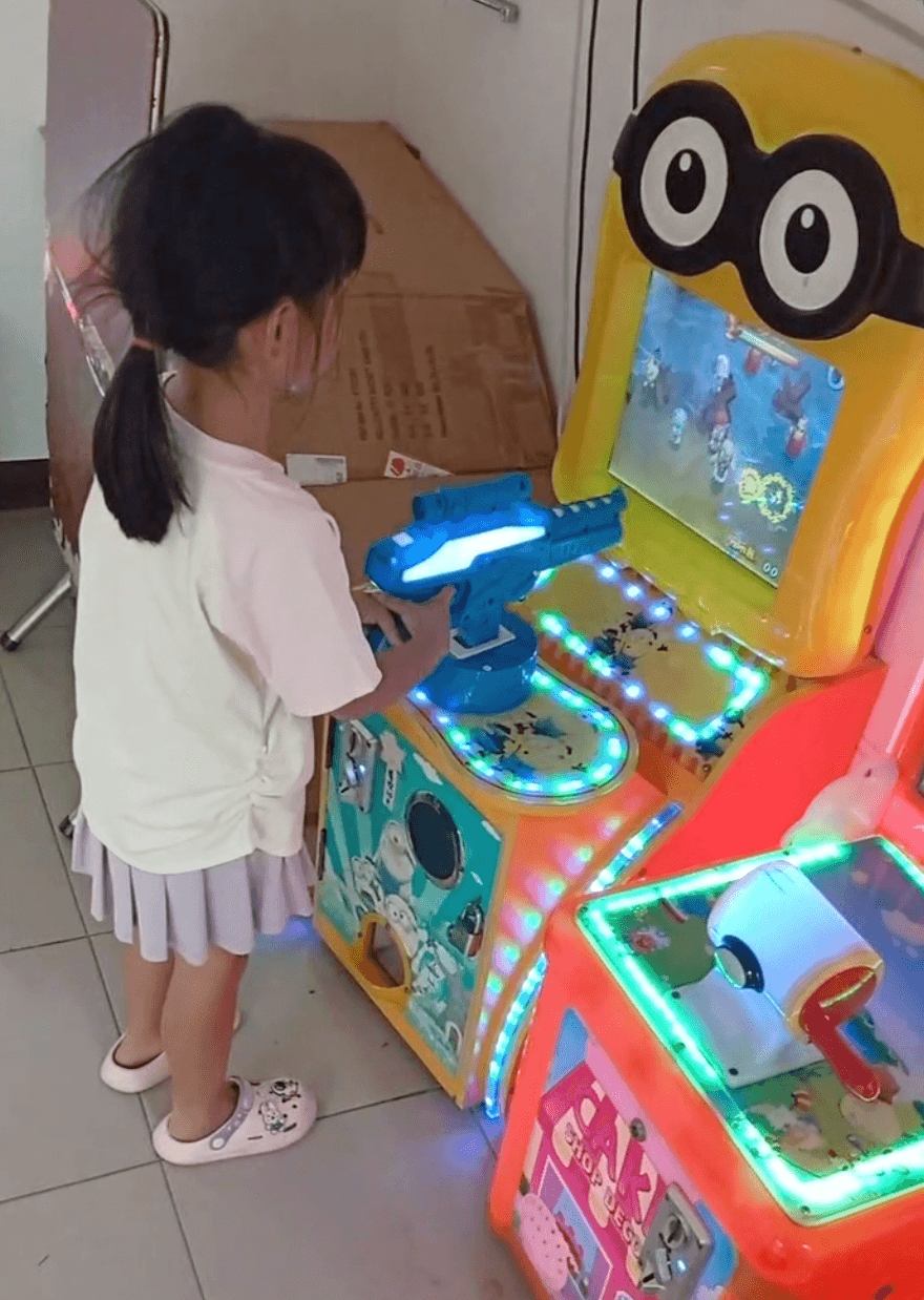 20日下午5點05分，女童在不知名遊樂場打電動。