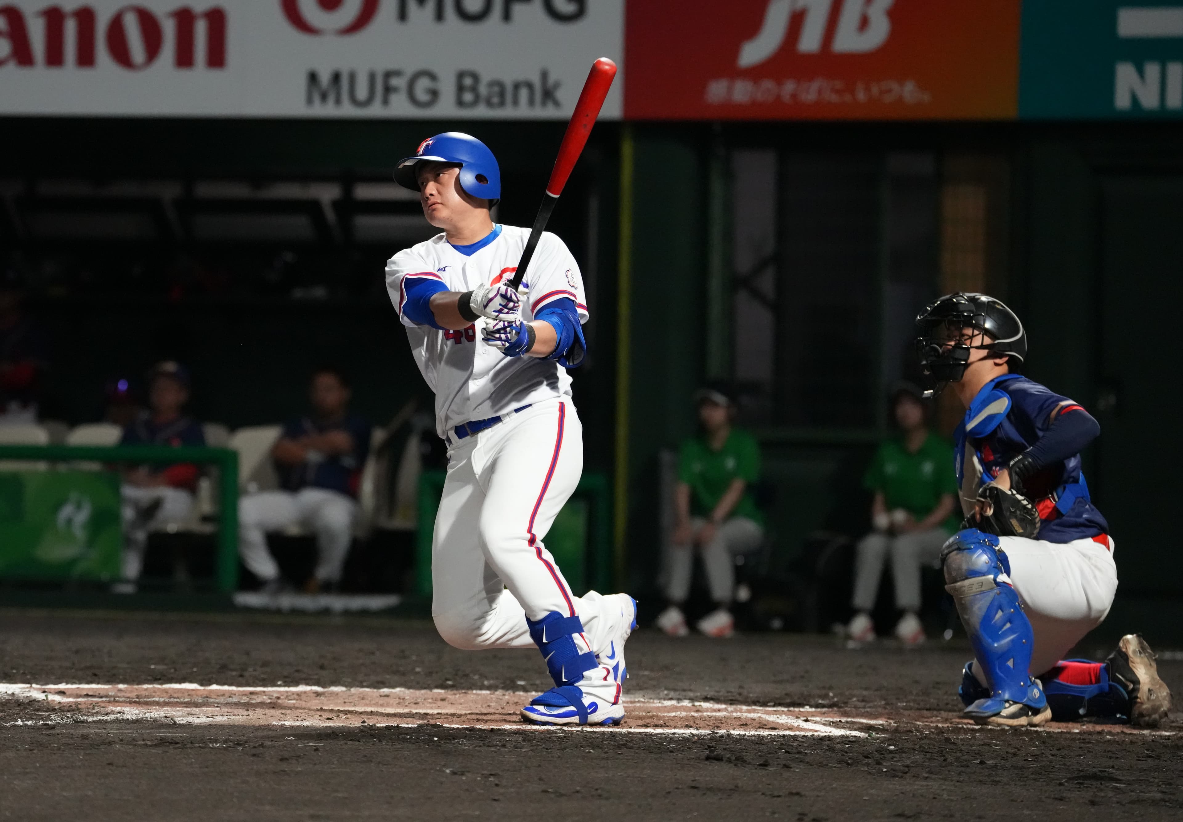 劉基鴻6局下敲出3分砲，擴大領先幅度，最終台灣以11：0擊敗香港，晉級超級循環賽。（中華奧會提供）