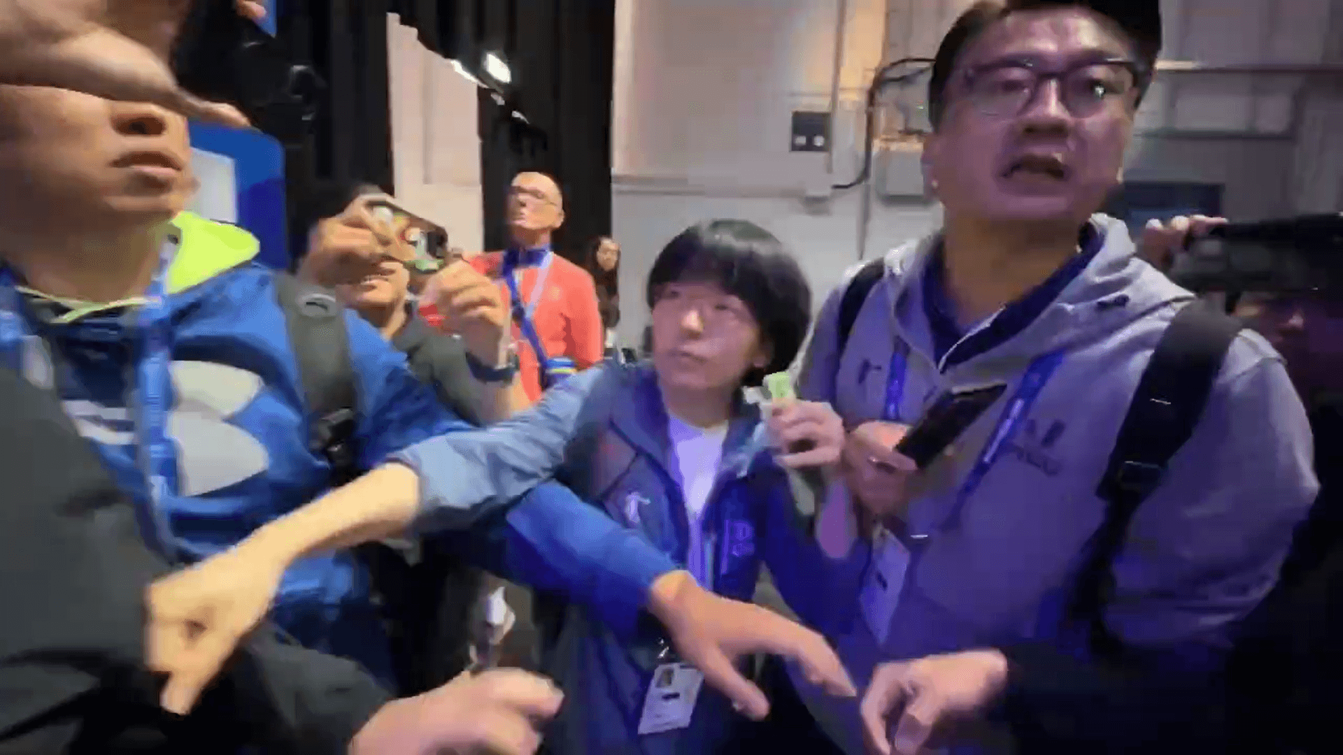 中國隊派出1男1女，企圖阻撓台灣隊的賀電，被在場的記者與體育署人員阻止。（讀者提供）