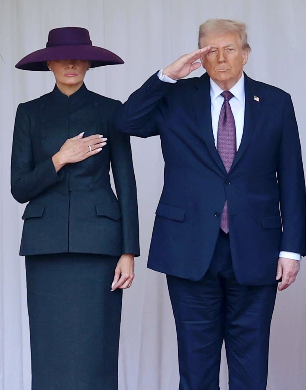 川普行軍禮，被指不符合美方規範。（翻攝X@KUWTTRUMPS）